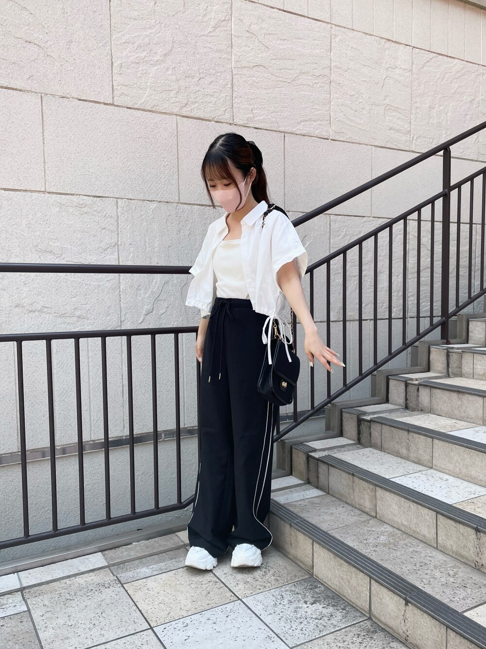 「オリーブ デ オリーブ(OLIVE des OLIVE)、骨格ウェーブ、低身長、シャツ、ワイドパンツ、モノトーン、夏コーデ、カジュアルコーデ、お出かけコーデ、シャツスタイル、ゆるコーデ、ラクチンコーデ、夏服コーデ、スニーカー、リラックススタイル」｜「OLIVE des OLIVEのクロップドドルマンシャツ　1031040430（シャツ/ブラウス、ホワイト系）」を使った、yuriさん（レディース・152cm）の夏コーディネートの1枚目の写真