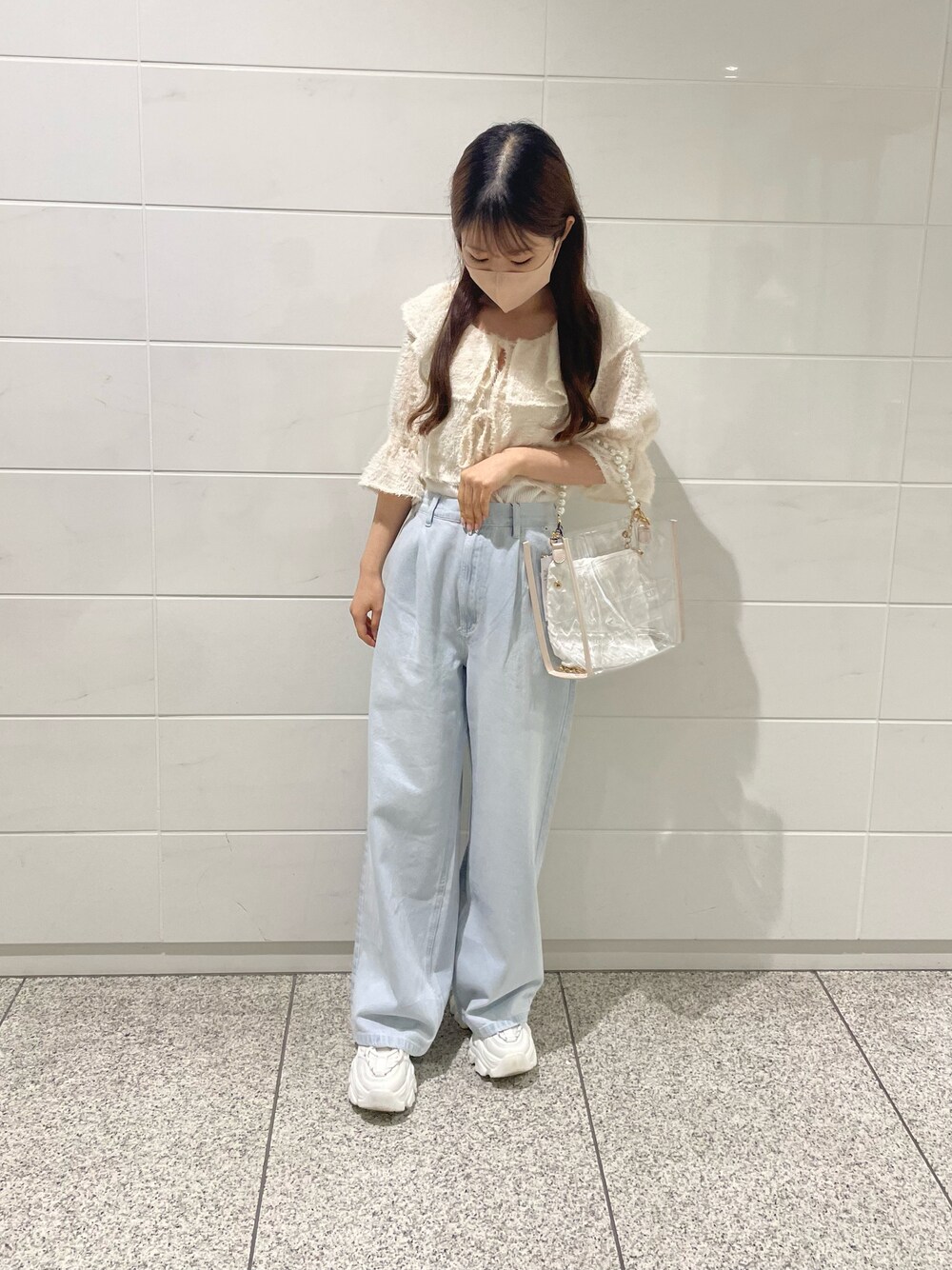 「オリーブ デ オリーブ(OLIVE des OLIVE)、骨格ウェーブ、低身長、夏コーデ、夏服、休日コーデ、ブラウス、デニムパンツ、デニム、カジュアル、カジュアルガーリー、スニーカー、パンツコーデ、きれいめカジュアル、春夏コーデ」｜「OLIVE des OLIVEのリボンリボンブラウス（シャツ/ブラウス、ホワイト系）」を使った、yuriさん（レディース・152cm）の春コーディネートの1枚目の写真