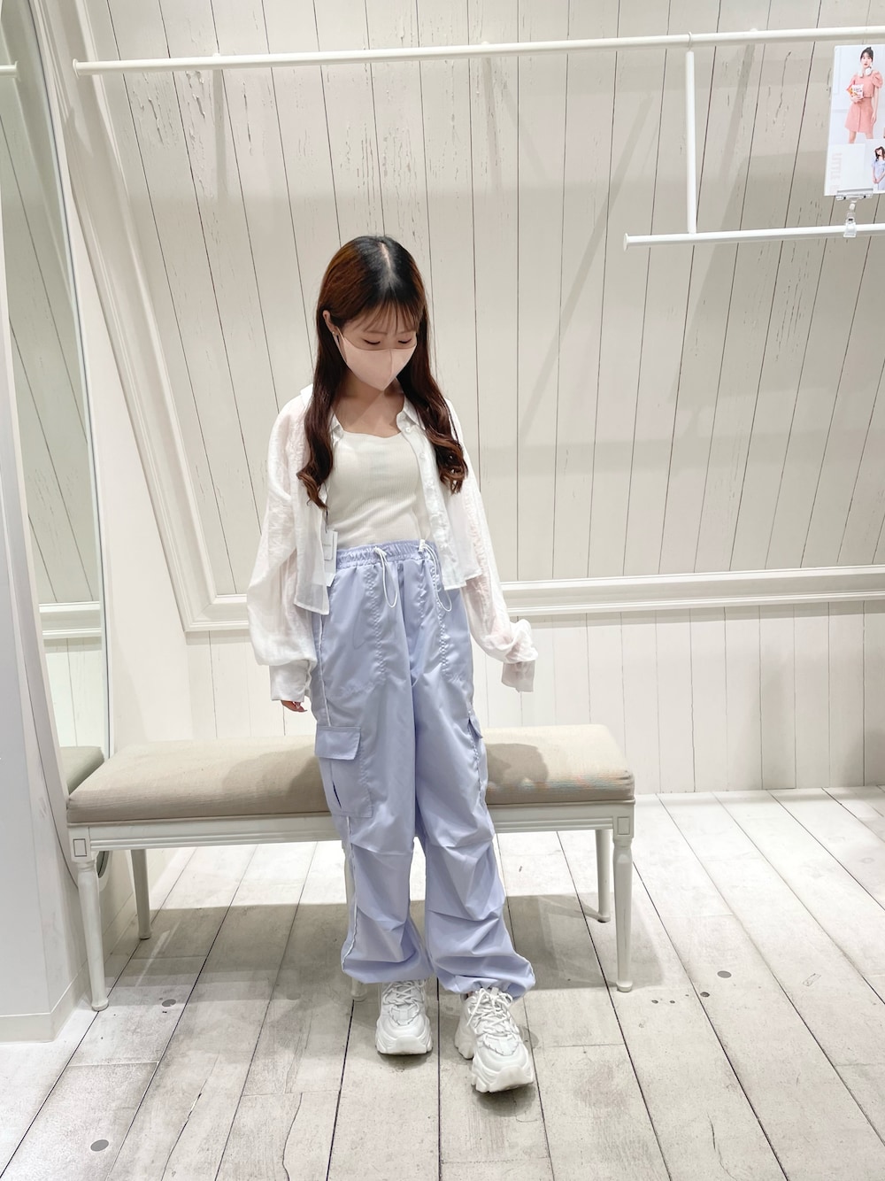 「オリーブ デ オリーブ(OLIVE des OLIVE)、低身長、骨格ウェーブ、カーゴパンツ、シャツ、シアートップス、シアーシャツ、パステルカラー、ブラウス、スニーカー、カジュアル、ゆるコーデ、お出かけコーデ、大人かわいい、夏コーデ」｜「OLIVE des OLIVEのダブルフロントクロップドシャツ（シャツ/ブラウス、ホワイト系）」を使った、yuriさん（レディース・152cm）の春コーディネートの1枚目の写真
