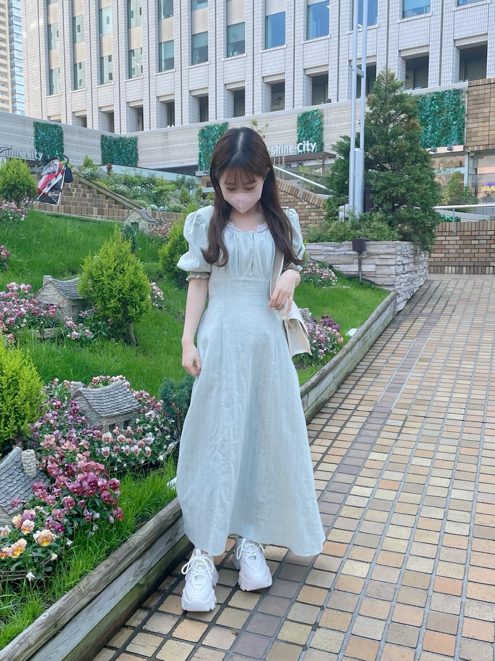 「オリーブ デ オリーブ(OLIVE des OLIVE)、骨格ウェーブ、低身長、ワンピース、春服、春コーデ、ミントグリーン、カジュアルガーリー、キレイめ、スニーカー、シンプルコーデ、プチプラ、淡色コーデ、お出かけコーデ、休日スタイル」｜「OLIVE des OLIVEの【WEB限定カラー有】後ろドロストリボンワンピース（ワンピース、グリーン系）」を使った、yuriさん（レディース・152cm）の春コーディネートの1枚目の写真