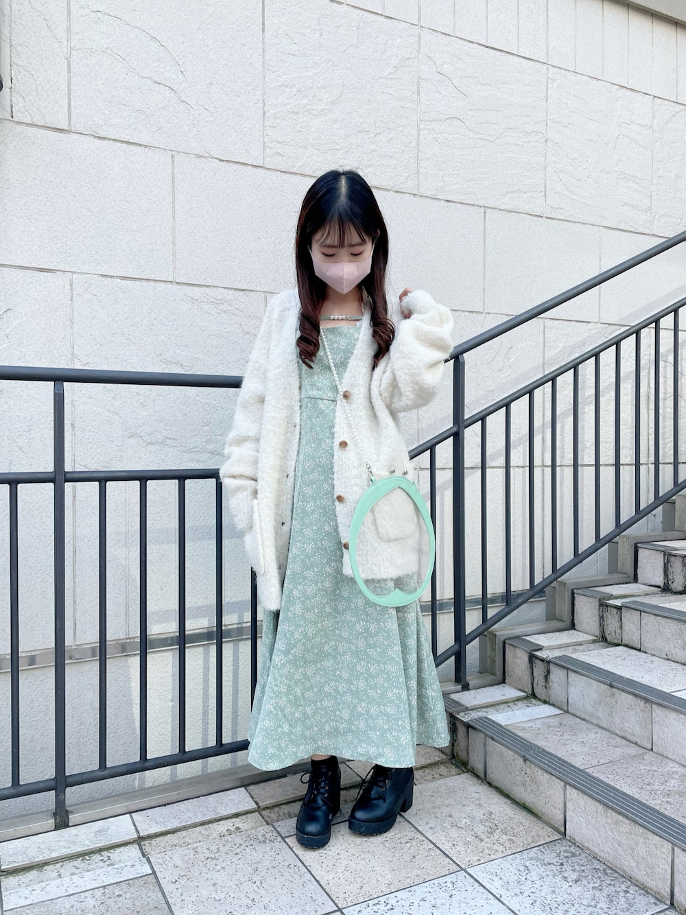 「OLIVE des OLIVE、骨格ウェーブ、低身長、カーディガン、ニットカーディガン、ミントグリーン、推し色コーデ、推しカラー、オタクコーデ、推し活、キャミワンピース、キャミワンピ、ニット、緑、プチプラコーデ」｜「OLIVE des OLIVEの【WEB限定カラー有】ミックス起毛Ｖネックカーディガン（カーディガン/ボレロ、ホワイト系）」を使った、yuriさん（レディース・152cm）の秋コーディネートの1枚目の写真