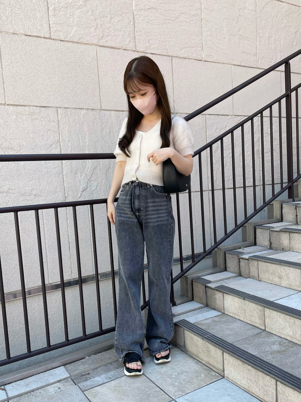「オリーブ デ オリーブ(OLIVE des OLIVE)、骨格ウェーブ、低身長、夏コーデ、夏服、デニム、デニムパンツ、デニムコーデ、半袖ニット、カジュアル、ゆるコーデ、シンプルコーデ、きれいめカジュアル、淡色コーデ、秋コーデ」｜「OLIVE des OLIVEのキラキラ半袖ニット　1032050090（カーディガン/ボレロ、ホワイト系）」を使った、yuriさん（レディース・152cm）の夏コーディネートの1枚目の写真