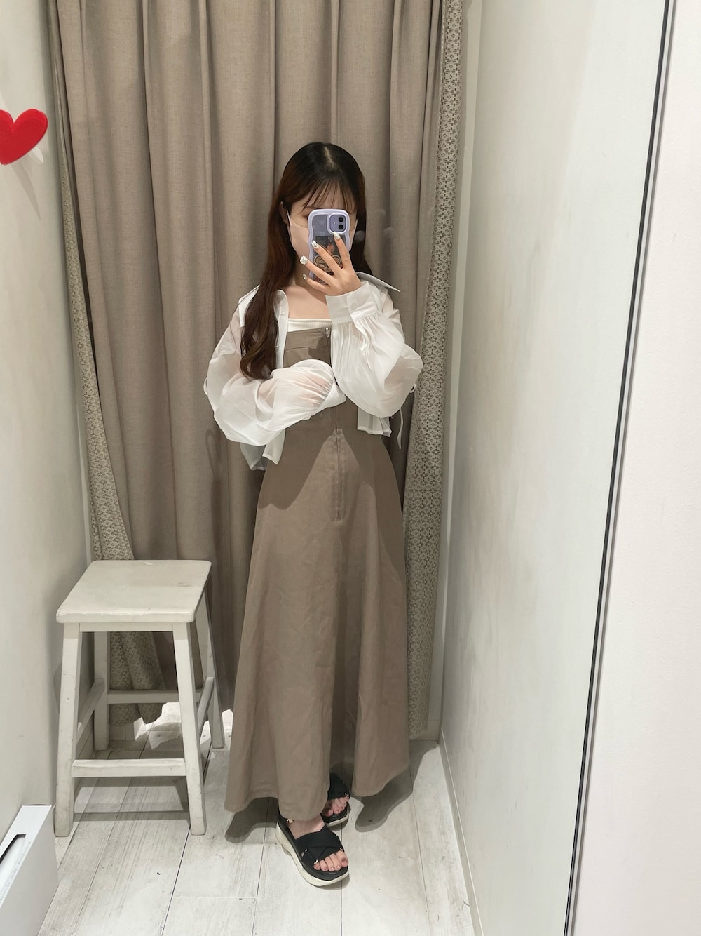 「オリーブ デ オリーブ(OLIVE des OLIVE)、骨格ウェーブ、夏コーデ、低身長、ジャンスカ、ブラウン、シアーシャツ、シャツ、クロップドトップス、きれいめカジュアル、お出かけコーデ、カジュアル、淡色コーデ、シンプル、ラフ」｜「OLIVE des OLIVEのフロントZIPジャンスカ　1032090040（ジャンパースカート、ブラック系）」を使った、yuriさん（レディース・152cm）の夏コーディネートの1枚目の写真