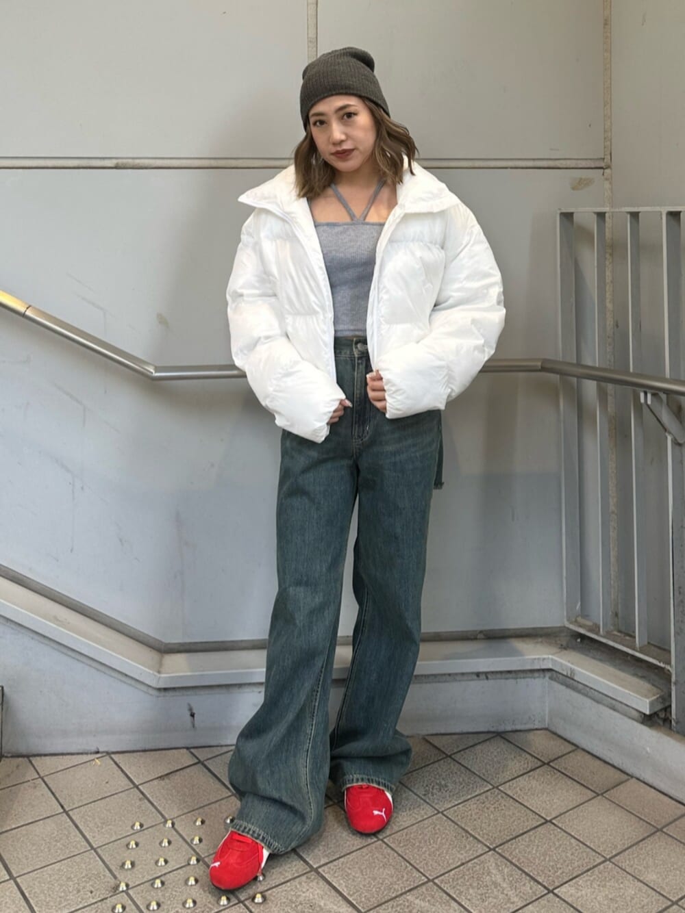 ブルー系のデニムパンツ、ホワイト系のブルゾン、グレー系のTシャツ/カットソーを着用したレディースの冬コーディネートの1枚目の写真