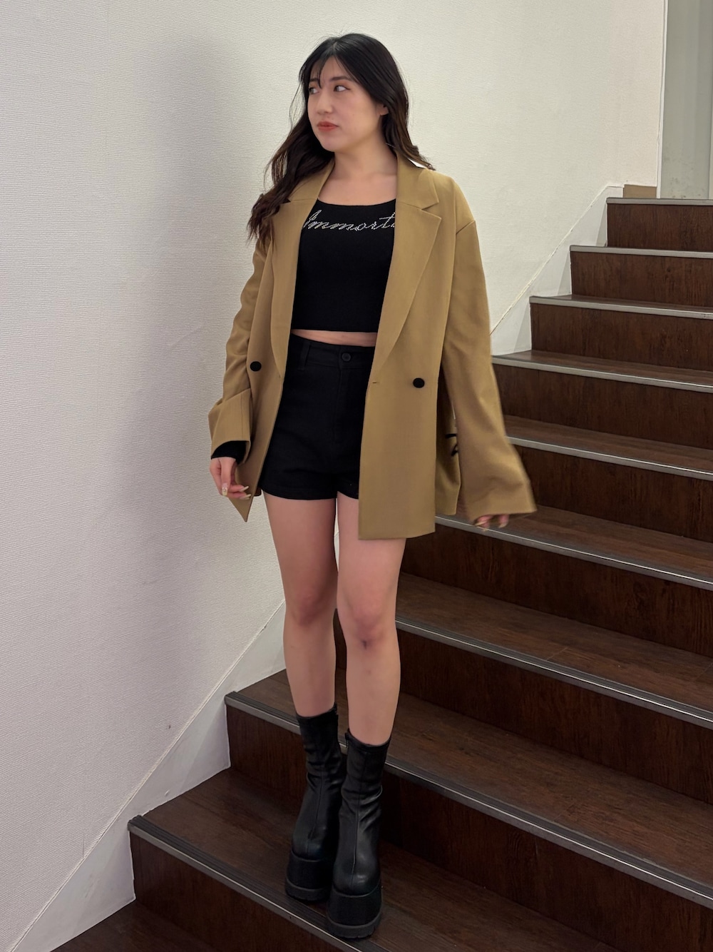 ブラウン系のテーラードジャケット、ブラック系のニット/セーター、ブラック系のその他パンツを着用したレディースの春コーディネートの1枚目の写真