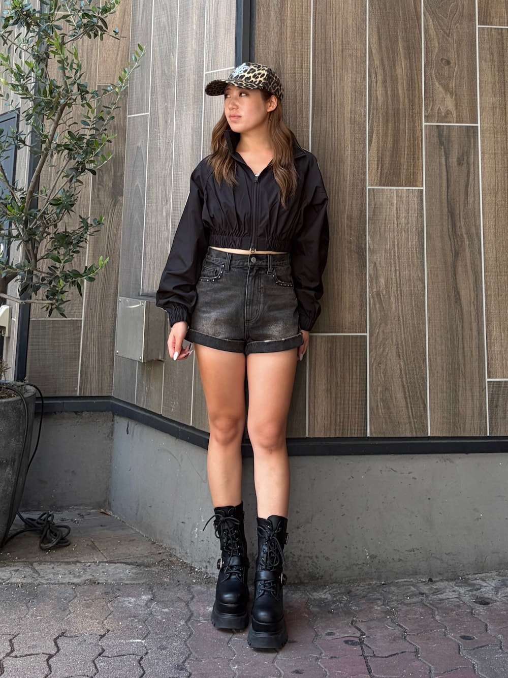 ブラック系のその他パンツ、ブラック系のブーツ、ブラック系のナイロンジャケットを着用したレディースの秋コーディネートの1枚目の写真