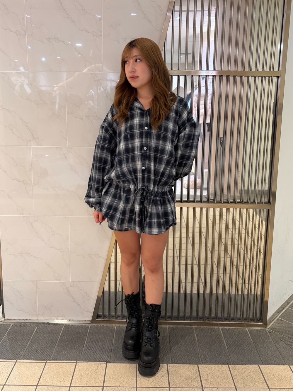 ブラック系のその他パンツ、ブラウン系のシャツ/ブラウス、ブラック系のブーツを着用したレディースの秋コーディネートの1枚目の写真