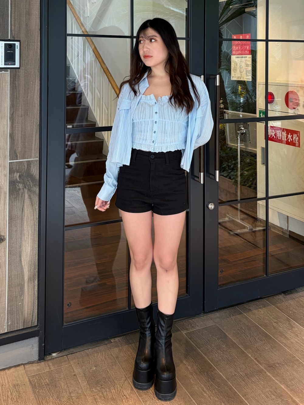 ブラック系のその他パンツ、ブラック系のブーツ、ブルー系のシャツ/ブラウスを着用したレディースの春コーディネートの1枚目の写真