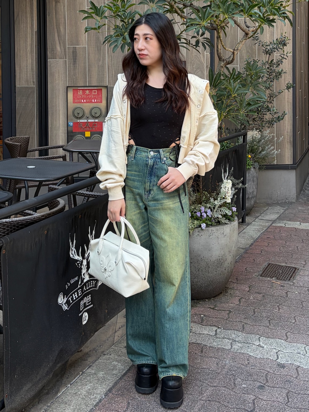 ホワイト系のパーカー、その他のTシャツ/カットソー、ブルー系のデニムパンツを着用したレディースの春コーディネートの1枚目の写真