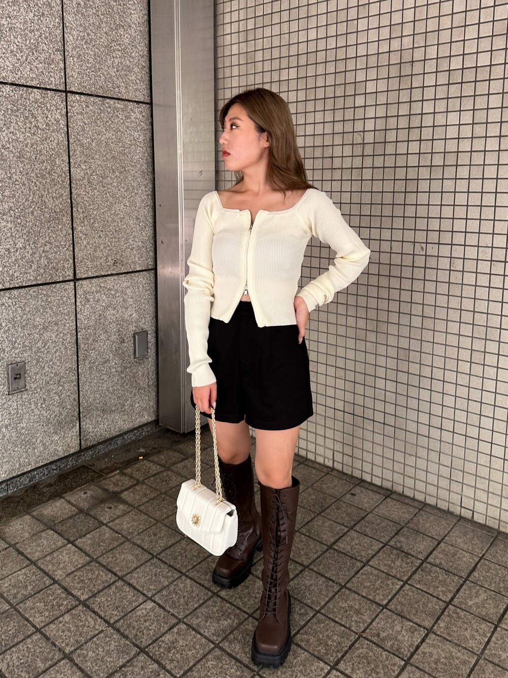 ブラック系のその他パンツ、ホワイト系のショルダーバッグ、ブラウン系のブーツを着用したレディースの夏コーディネートの1枚目の写真