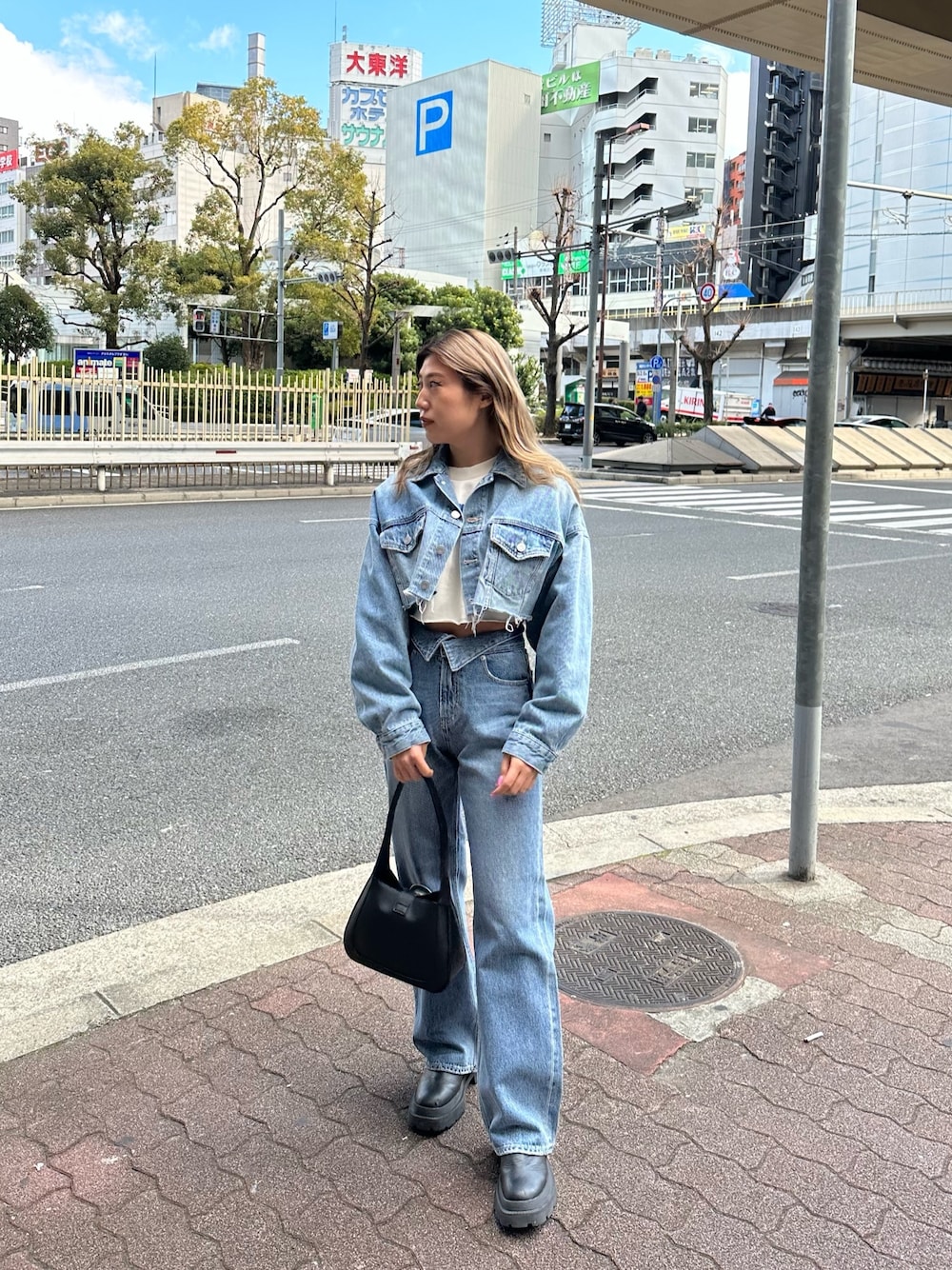 ブルー系のデニムパンツ、ブルー系のデニムジャケット、ホワイト系のTシャツ/カットソーを着用したレディースの冬コーディネートの1枚目の写真