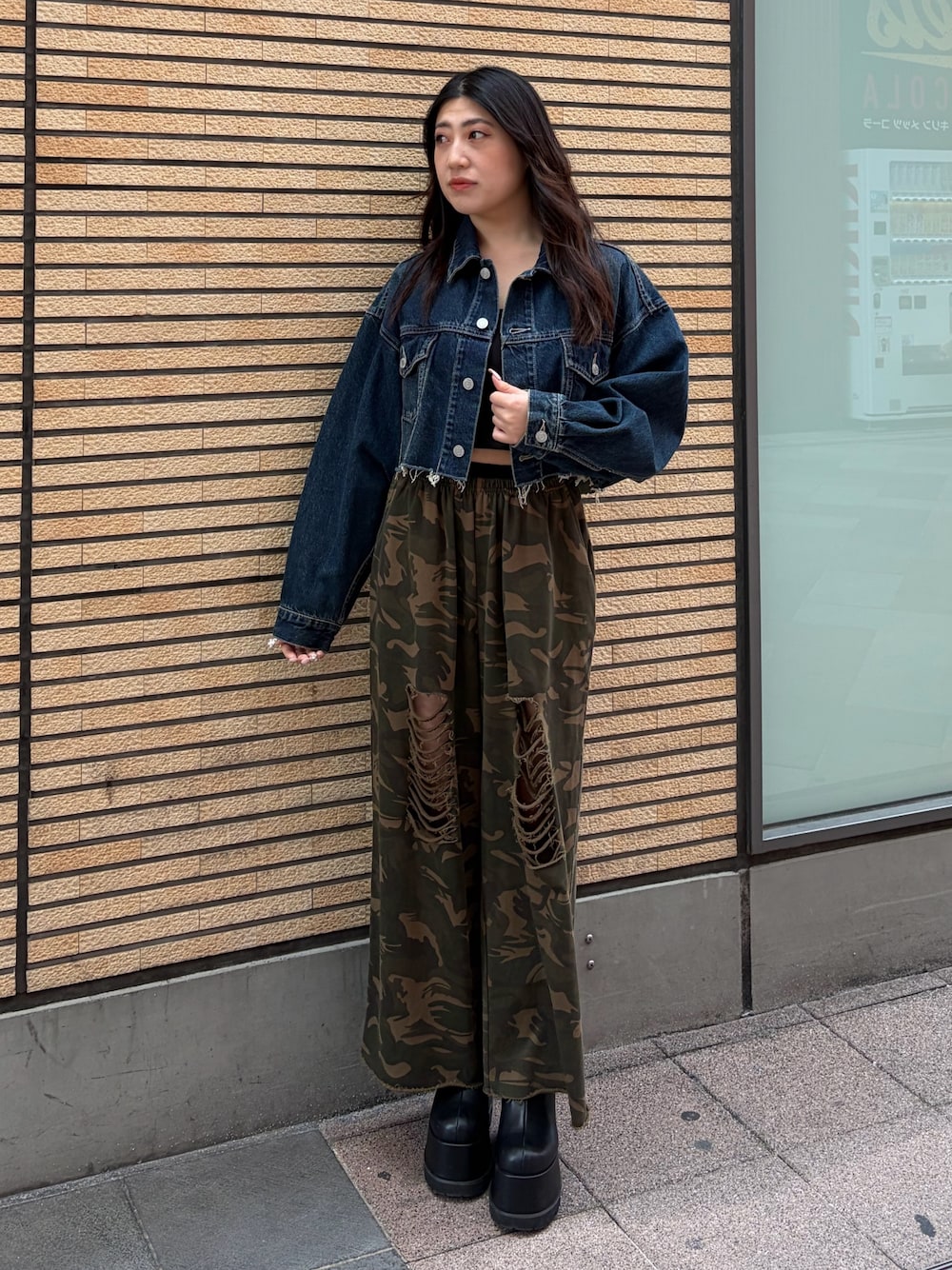 その他のスウェットパンツ、ブルー系のデニムジャケット、ブラック系のブーツを着用したレディースの冬コーディネートの1枚目の写真