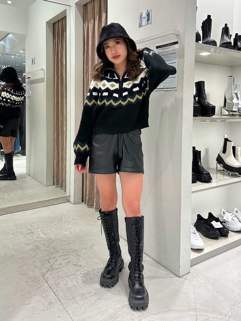 ブラック系のその他パンツ、ブラック系のブーツ、ブラック系のニット/セーターを着用したレディースの秋コーディネートの1枚目の写真