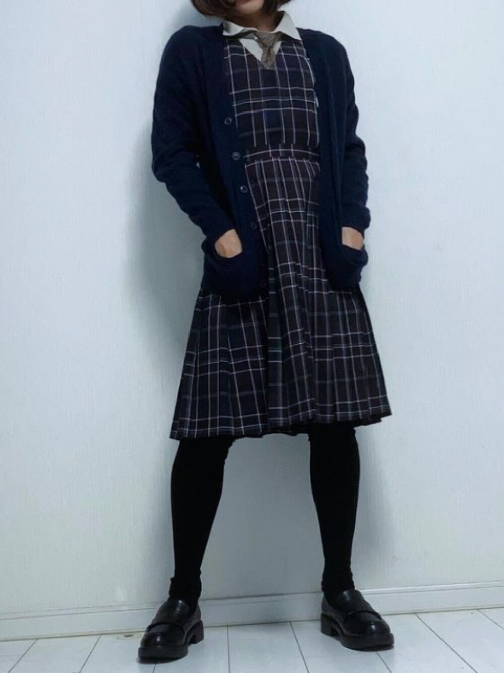 「スクールガール、制服、ジャンパースカート、フレンチトースト、サイハイソックス、ローファー、カーディガン、ブラウス、ネクタイ、季節の変わり目」｜「GUのアイテム（ネクタイ、ブラウン系）」を使った、miyabiさん（レディース・168cm）の秋コーディネートの1枚目の写真
