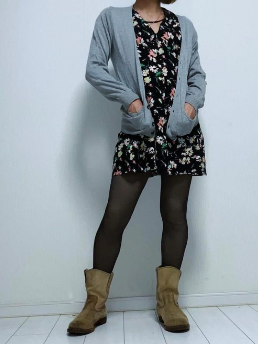 「カーディガン、ミニスカート、ミニワンピ、シャツワンピース、タイツ、ペコスブーツ、ブーツ」｜「EASTBOYのアイテム（カーディガン/ボレロ、グレー系）」を使った、miyabiさん（レディース・168cm）の秋コーディネートの1枚目の写真