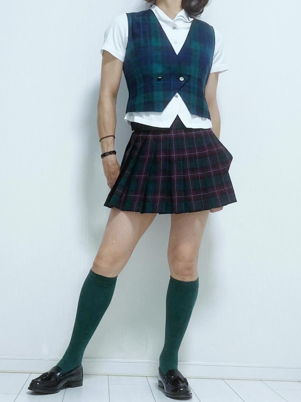 「ローファー、ハイソックス、チェックスカート、ミニスカート、マイクロミニスカート、スクールガール、スクールベスト、制服」｜「HARUTAのアイテム（ローファー、ブラック系）」を使った、miyabiさん（レディース・168cm）の夏コーディネートの1枚目の写真