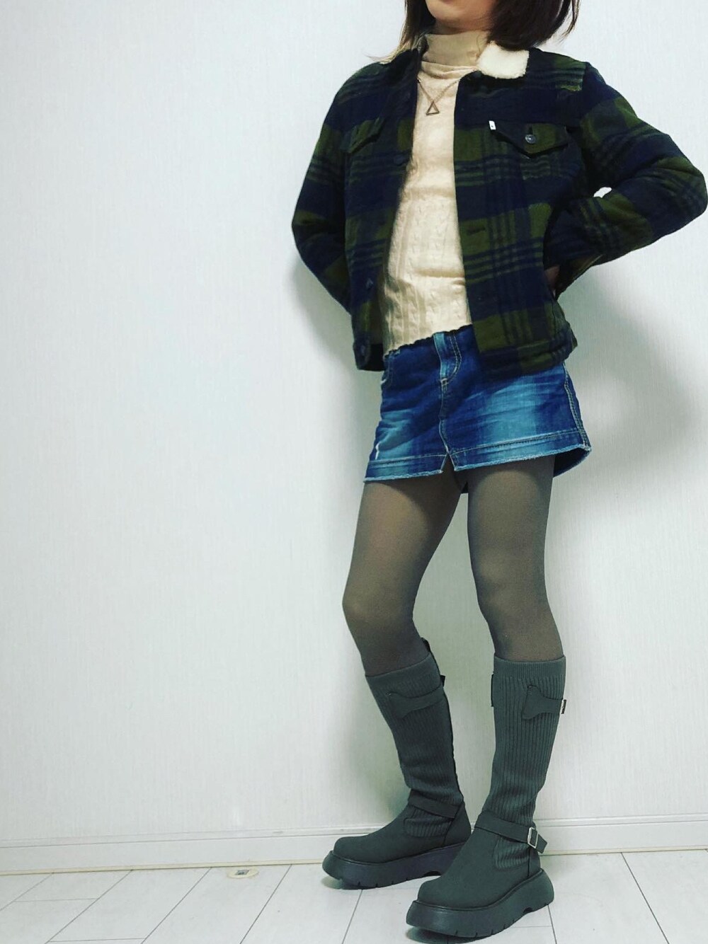 「ウールボア、ミニスカート、デニムミニスカート、デニムスカート」｜「Levi'sのアイテム（ブルゾン、グリーン系）」を使った、miyabiさん（レディース・168cm）の冬コーディネートの1枚目の写真