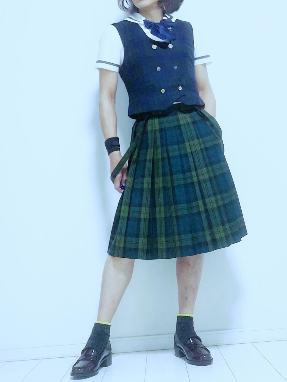 「ローファー、チェックスカート、プリーツスカート、スクールベスト、スクールブラウス、リボン、スクールガール、制服、吊りスカート」｜「HARUTAのアイテム（ローファー、ブラウン系）」を使った、miyabiさん（レディース・168cm）の春コーディネートの1枚目の写真