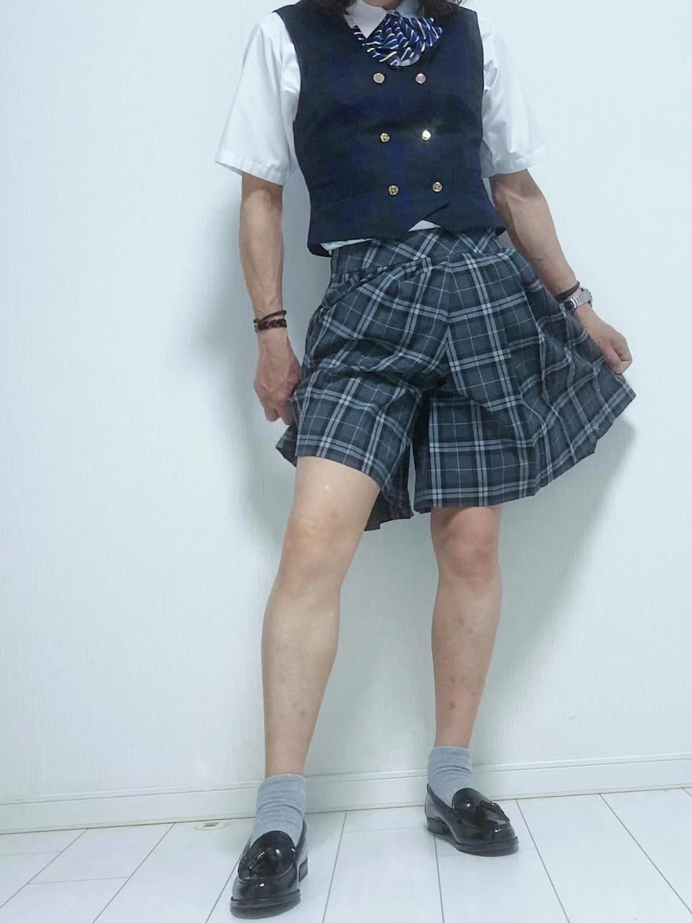 「ローファー、キュロット、キュロットスカート、チェックパンツ、スクールベスト、制服、スクールガール」｜「HARUTAのアイテム（ローファー、ブラック系）」を使った、miyabiさん（レディース・168cm）の春コーディネートの1枚目の写真