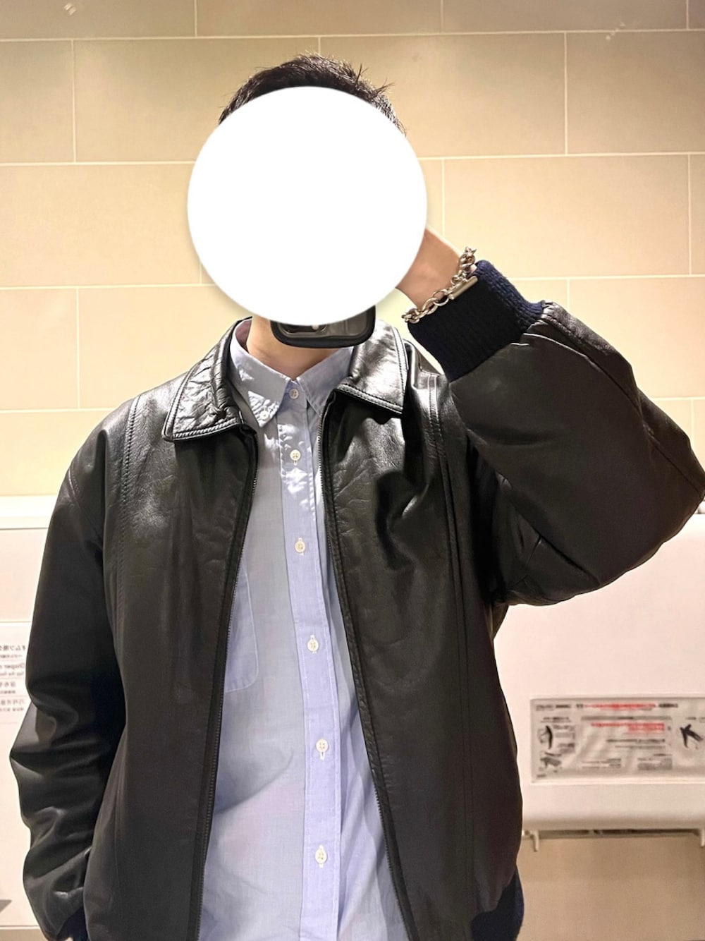 「ほめられ本命コーデ、UNIQLO、お洒落さんとつながりたい、メンズコーデ、大人コーデ、革靴、冬コーデ、今日のコーデ、シャツスタイル、ユニクロ、ワイドパンツ、ootd、黒、フォローミー、スラックス」｜「UNIQLOのエクストラファインコットンブロードシャツ（長袖）（シャツ/ブラウス、ブルー系）」を使った、民の服さん（メンズ・178cm）の冬コーディネートの1枚目の写真