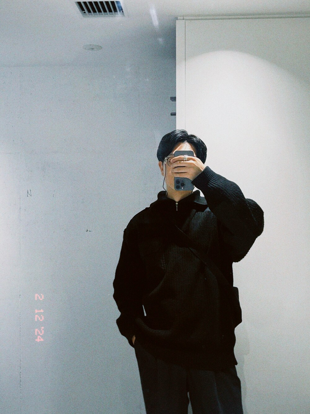「今日のコーデ、メンズファッション、大人カジュアル、ファッションを楽しもう、秋冬コーデ、おしゃれさんと繋がりたい、スニーカー、いいね、save、フォローお願いします🤑、シンプルコーデ、黒、古着MIX、シンプル、韓国ファッション、ハーフジップ、ブラック」｜「NEW BALANCEの【New Balance/ ニューバランス】 M992＃（スニーカー、グレー系）」を使った、民の服さん（メンズ・178cm）の冬コーディネートの1枚目の写真