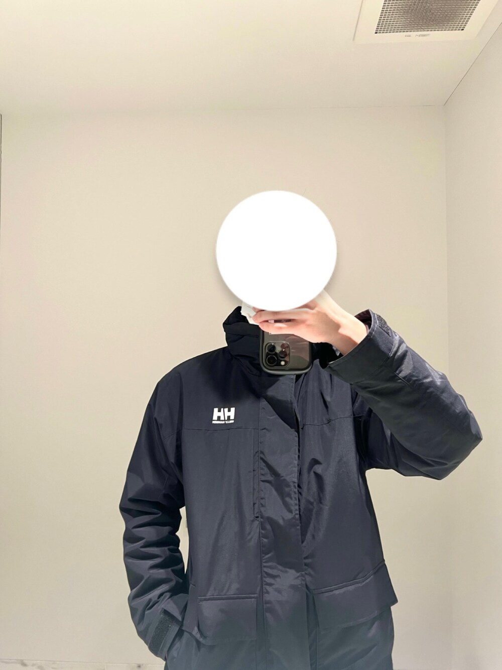 「私の推しブランド、休日スタイル、シンプル、UNIQLO、シンプルコーデ、おしゃれさんと繋がりたい、黒、オトナカジュアル、ootd、モード、ストリート、デニム、今日のコーデ、ラフ、ラクチンコーデ」｜「UNIQLOのハイライズボーイフレンドジーンズ（デニムパンツ、ブラック系）」を使った、民の服さん（メンズ・178cm）の冬コーディネートの1枚目の写真