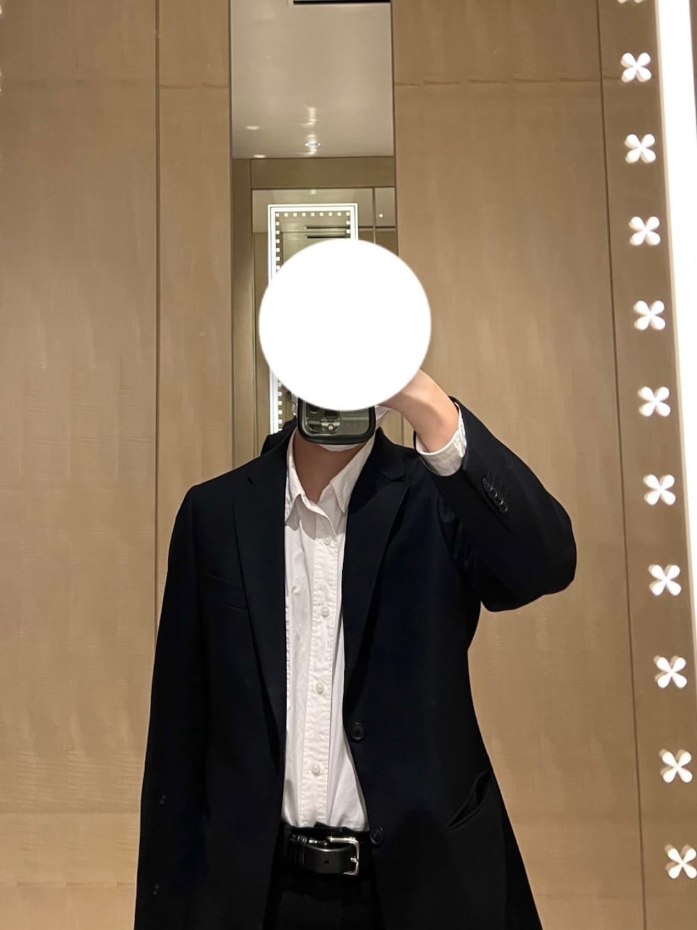 「未来のWEARISTAプロジェクト、シンプルコーデ、メンズコーデ、大人カジュアル、デニム、冬コーデ、キレイめ、モード、いいね、save、フォローお願いします🤑、ジャケットスタイル、白Tシャツ、シンプル、UNIQLO、黒、大人コーデ」｜「UNIQLOのハイライズボーイフレンドジーンズ（デニムパンツ、ブラック系）」を使った、民の服さん（メンズ・178cm）の秋コーディネートの1枚目の写真