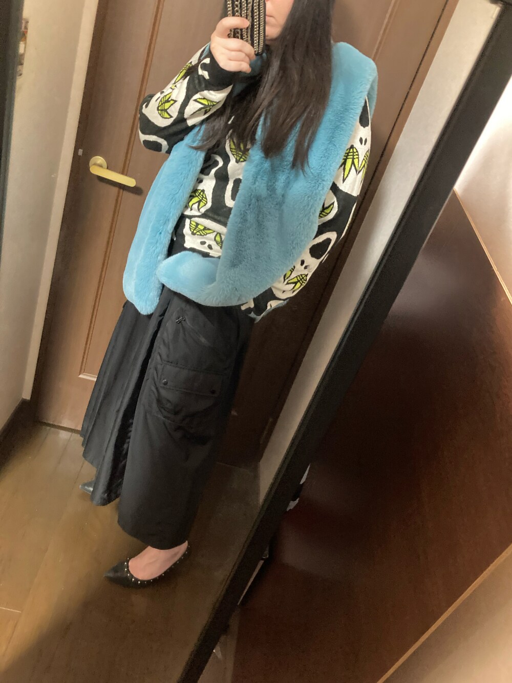 「派手大人、ロングスカート、青黒コーデ、シャカシャカ、adidas Originals by JEREMY SCOTT、ファーベスト」｜「Anneのアイテム（スカート、ブラック系）」を使った、もえ👻さん（レディース・160cm）の秋コーディネートの1枚目の写真