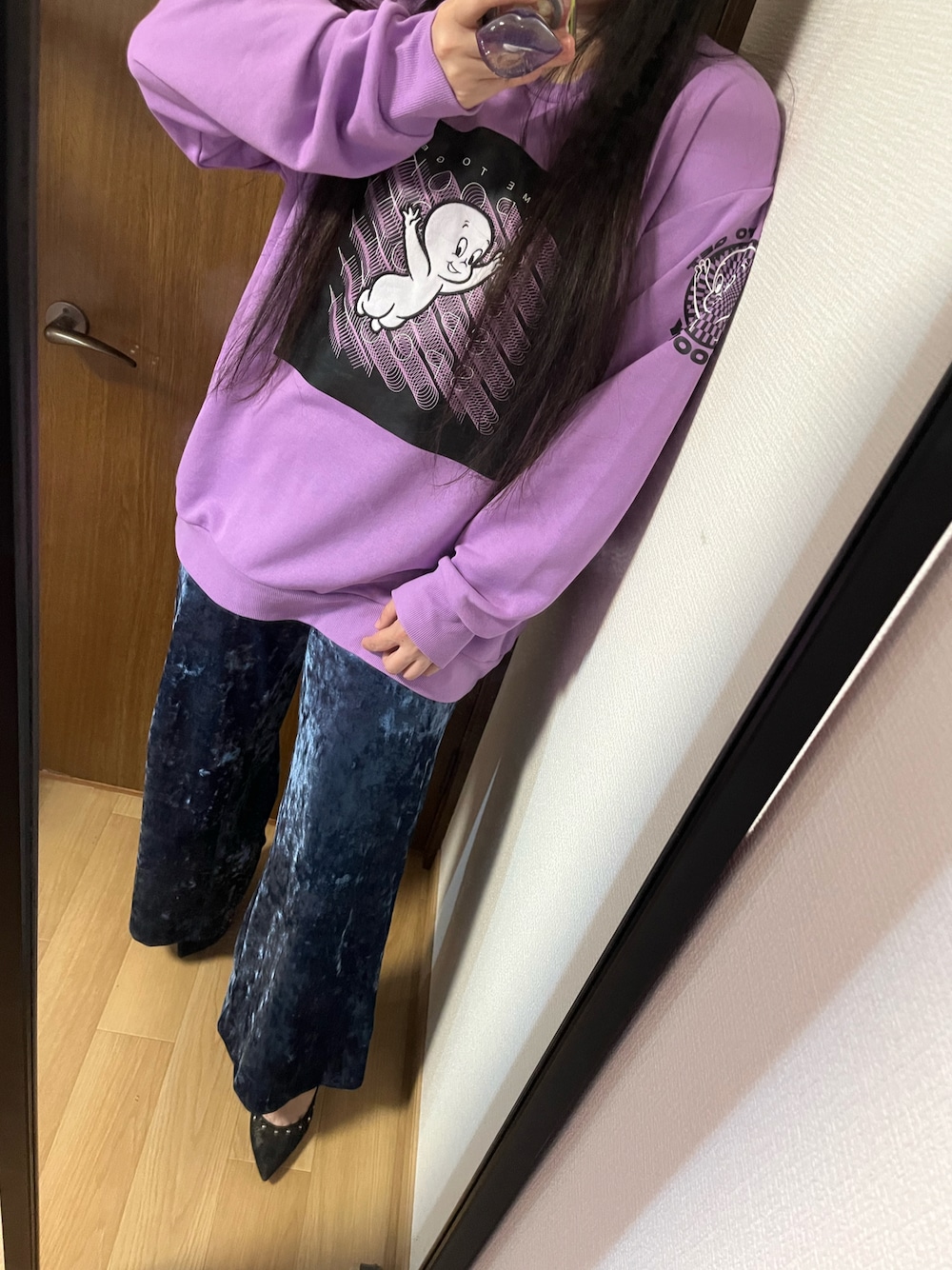 パープル系のスウェットを着用したレディースの春コーディネートの1枚目の写真