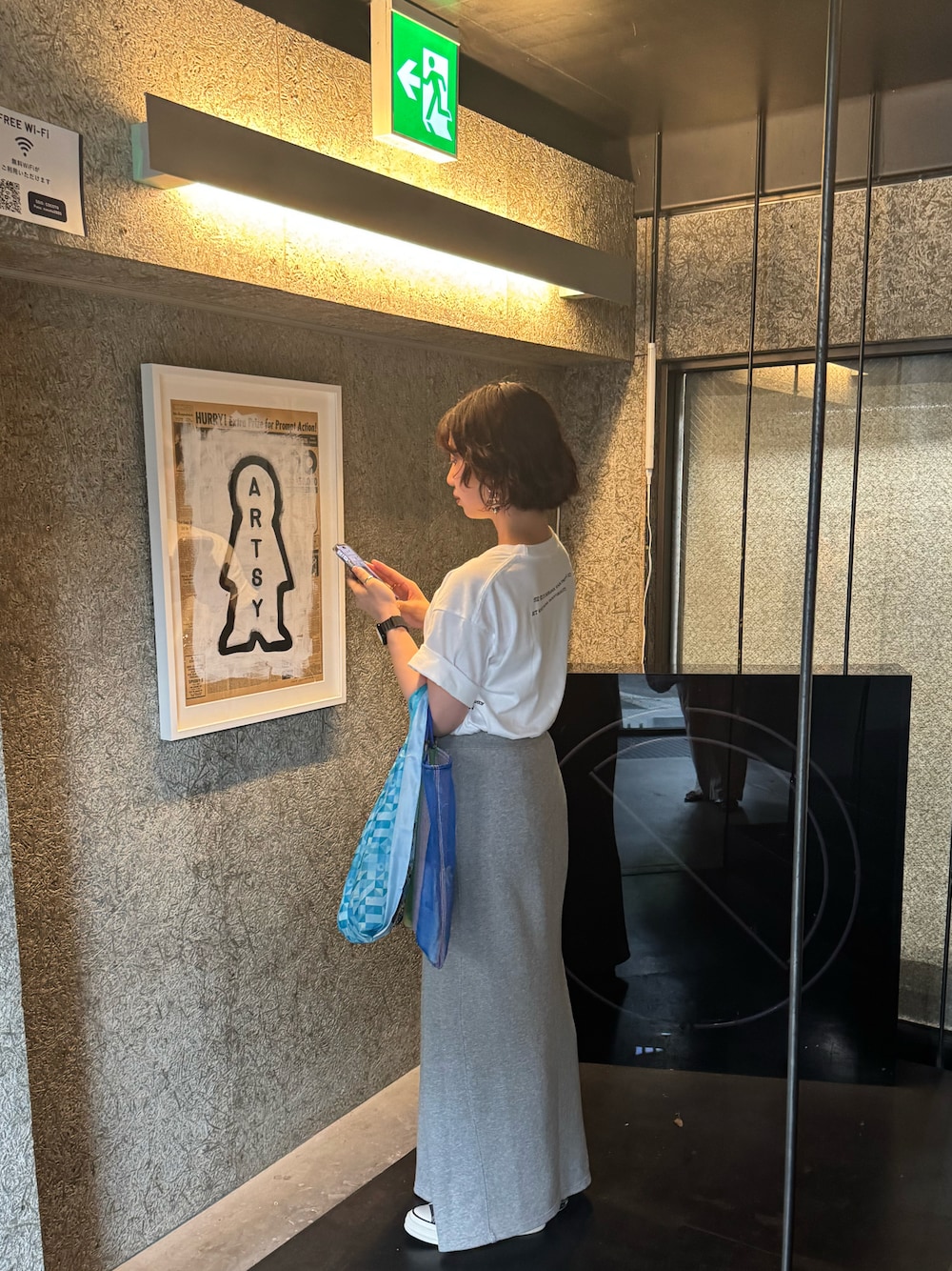 「カジュアルコーデ、白Tシャツ、スウェットスカート、converse、BROOKS BROTHERS、AMERI」｜「AmeriのSIDE EMBROIDERY OVER LOGO TEE（Tシャツ/カットソー、ホワイト系）」を使った、ゆいさん（骨格ストレート・レディース・159cm）の春コーディネートの1枚目の写真