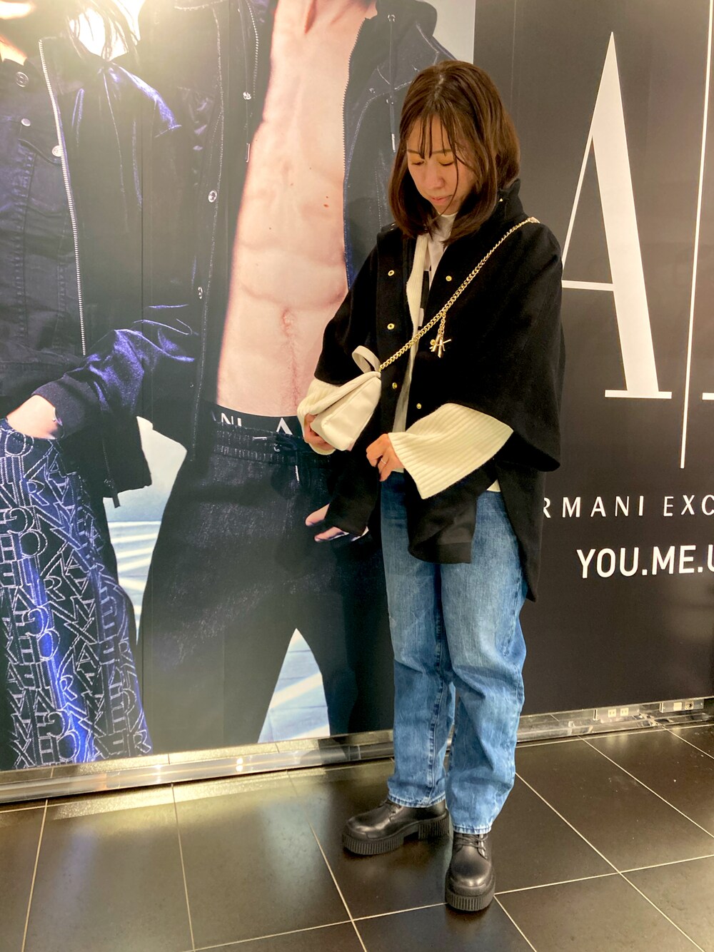 「AXchanger、axchange、axes femme、armaniexchange、大人カジュアル、休日スタイル、楽チンコーデ、ポンチョ、デニム、ニットコーデ」｜「ARMANI EXCHANGEの【A|X アルマーニ エクスチェンジ】ロゴテープデザイン　チャンキーレースアップブーツ（ブーツ、ブラック系）」を使った、kajibeeさん（レディース・163cm）の秋コーディネートの1枚目の写真