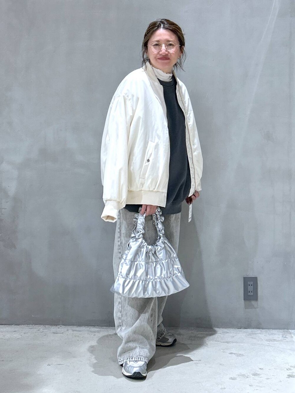 「デニムパンツ、体型カバー、ベーシック/シンプル、カジュアル、ママコーデ、着痩せ、ゆったり、メガネ、LAKOLE、着痩せ・細見え、シンプルコーデ、アウター」｜「LAKOLEのウエストフックデニムパンツ / 120686（デニムパンツ、グレー系）」を使った、asamiさん（レディース・155cm）の冬コーディネートの1枚目の写真