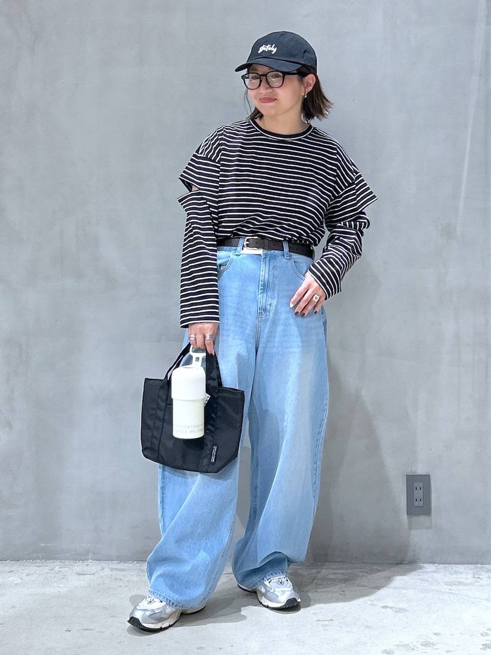 「ママコーデ、着痩せ、ゆったり、LAKOLE、体型カバー、ベーシック/シンプル、カジュアル、メガネ、着痩せ・細見え、シンプルコーデ、デニムパンツ、ボーダー、niko and ...」｜「niko and...の【New Balance(ニューバランス)】ML725（スニーカー、グレー系）」を使った、asamiさん（レディース・155cm）の秋コーディネートの1枚目の写真