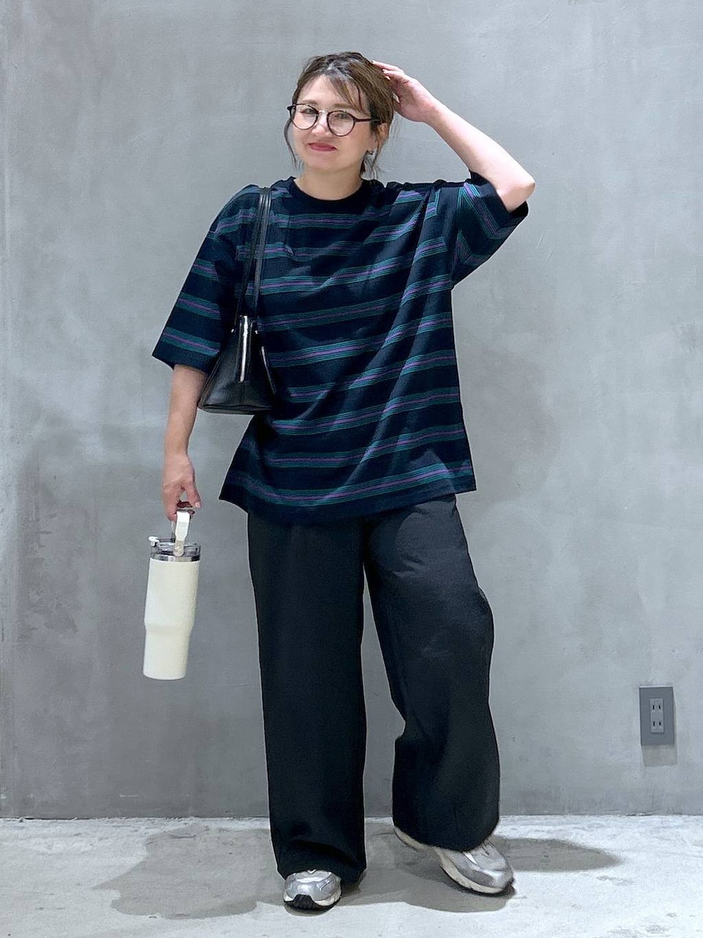 「体型カバー、ベーシック/シンプル、カジュアル、ママコーデ、低身長、着痩せ、ゆったり、メガネ、LAKOLE、着痩せ・細見え、シンプルコーデ、Tシャツ、パンツ、ネックレス、ボーダー」｜「LAKOLEのステンレス華奢チェーンネックレス2 / 114407（ネックレス、その他）」を使った、asamiさん（レディース・155cm）の夏コーディネートの1枚目の写真