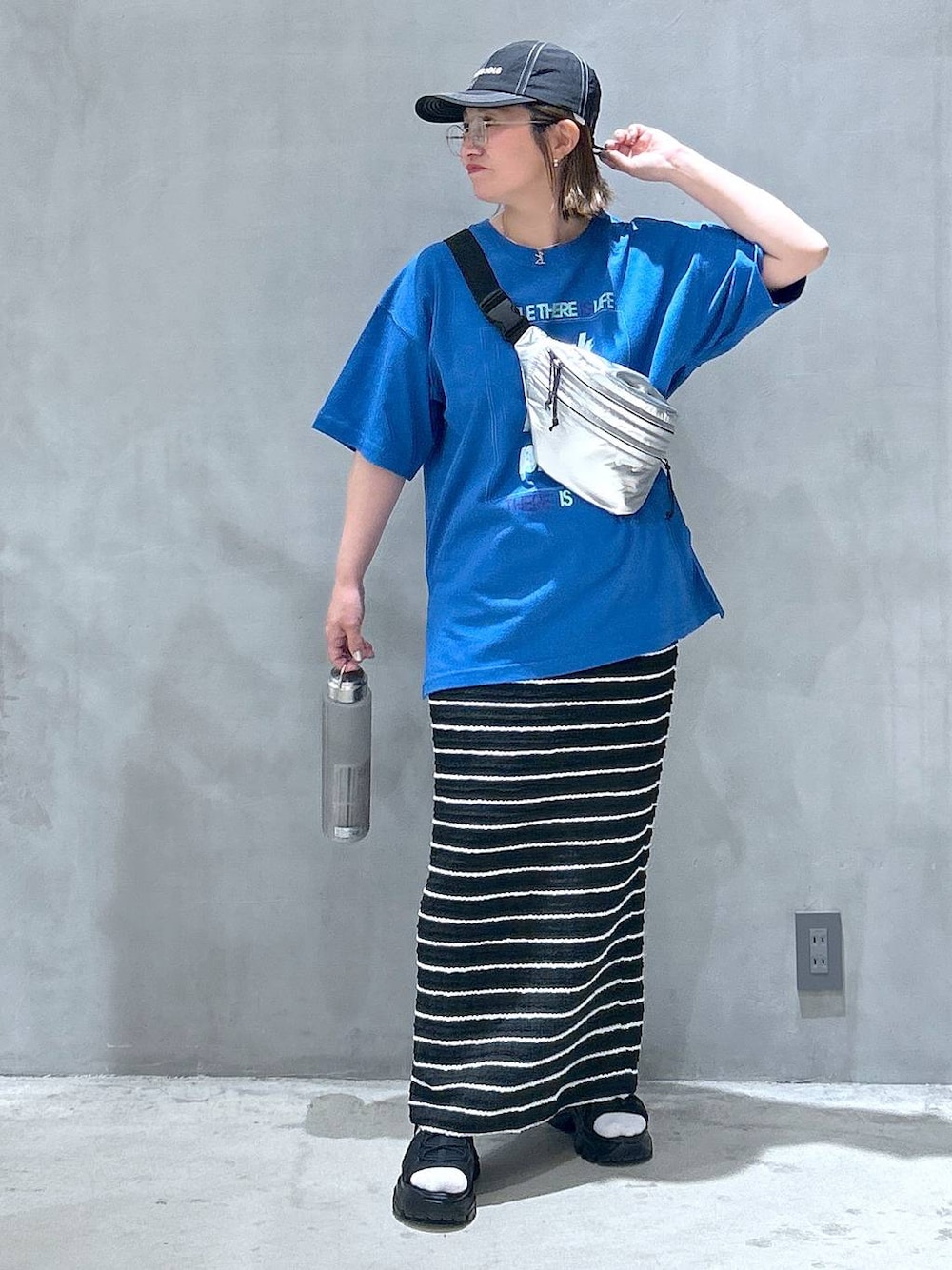 「Tシャツ、スカート、ソックス、LOWRYS FARM、体型カバー、ベーシック/シンプル、カジュアル、ママコーデ、低身長、着痩せ、ゆったり、メガネ、LAKOLE、着痩せ・細見え、シンプルコーデ」｜「LOWRYS FARMのラインソックス 136308（ソックス/靴下、レッド系）」を使った、asamiさん（レディース・155cm）の春コーディネートの1枚目の写真