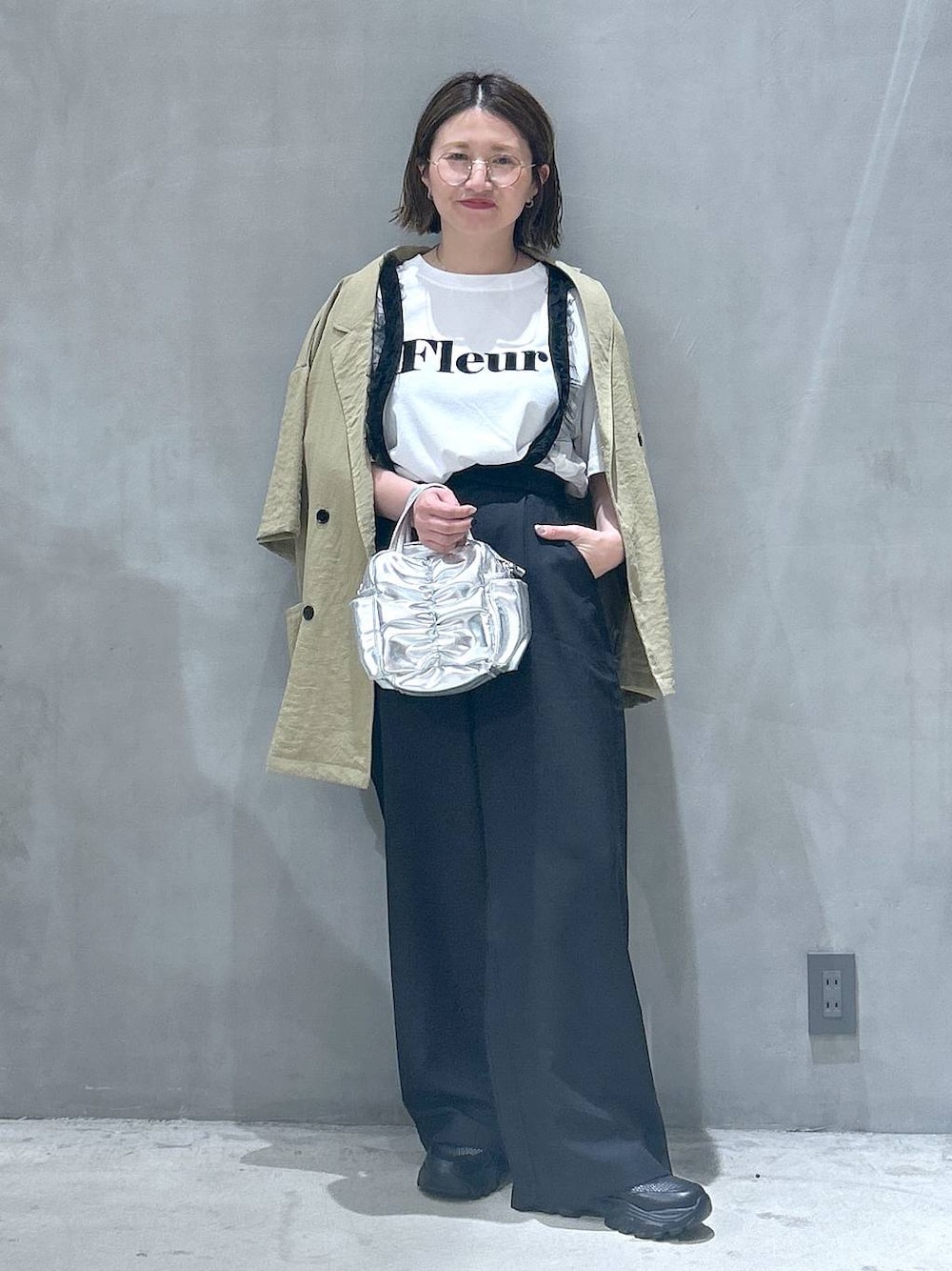 ブラック系のスニーカー、ブラック系のその他パンツ、ホワイト系のTシャツ/カットソーを着用したレディースの春コーディネートの1枚目の写真