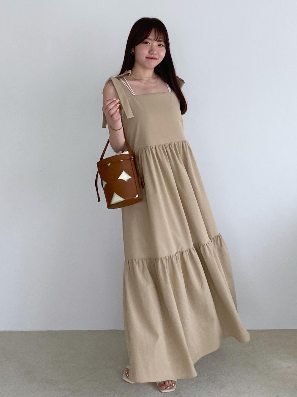 「骨格ウェーブ、身長158cm、リボン、夏コーデ、デートコーデ、お出かけコーデ、ヘルシーコーデ、フェミニンコーデ、VIS、ウェーブ、ブルべ夏、乾燥、ワンピース、バッグ、ハンドバッグ」｜「Juzeのメタルヒールサンダル（サンダル、ホワイト系）」を使った、minary1005さん（レディース・158cm）の夏コーディネートの1枚目の写真
