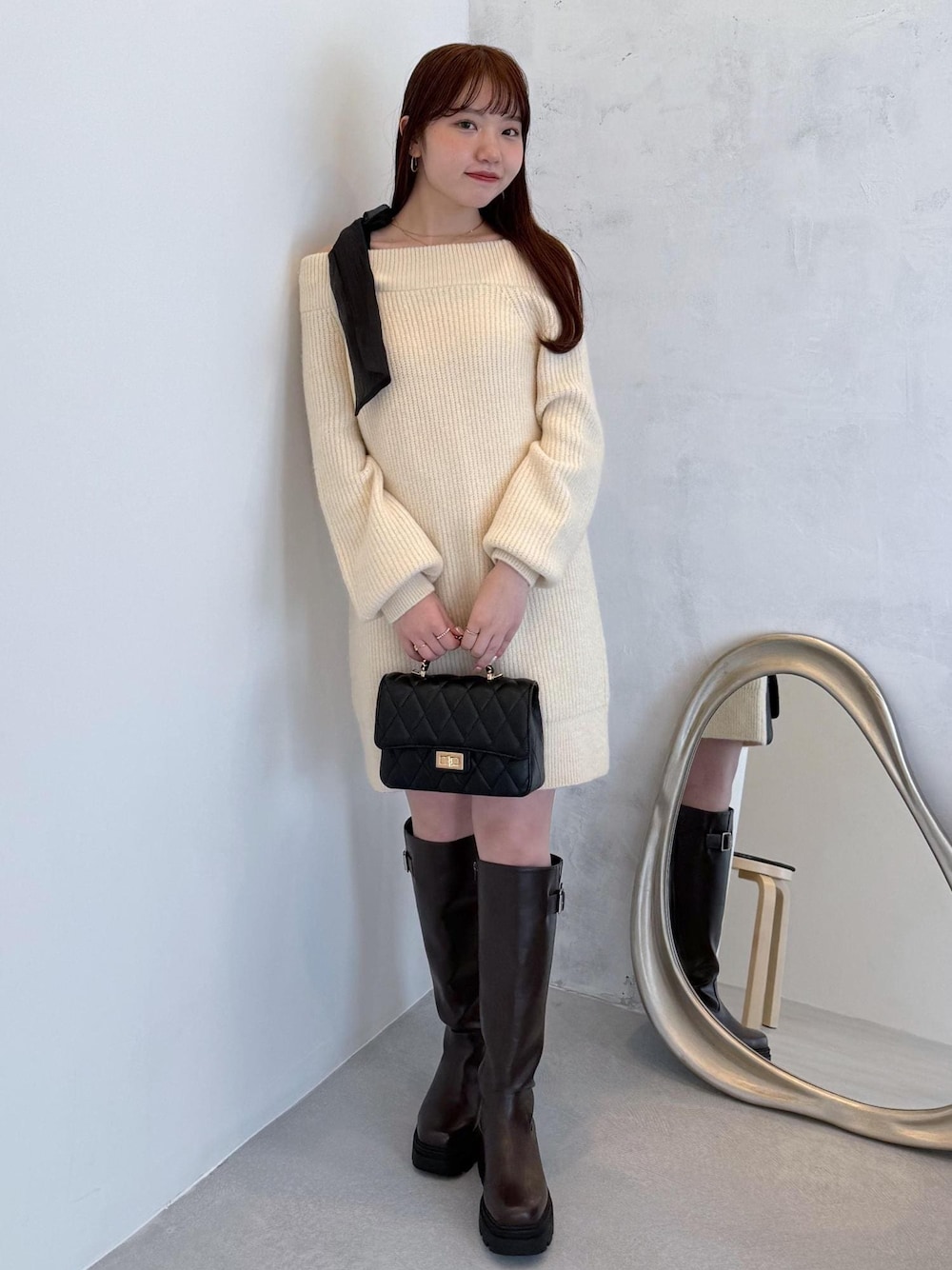 ホワイト系のキャミソール、ブラウン系のブーツ、ホワイト系のワンピースを着用したレディースの秋コーディネートの1枚目の写真