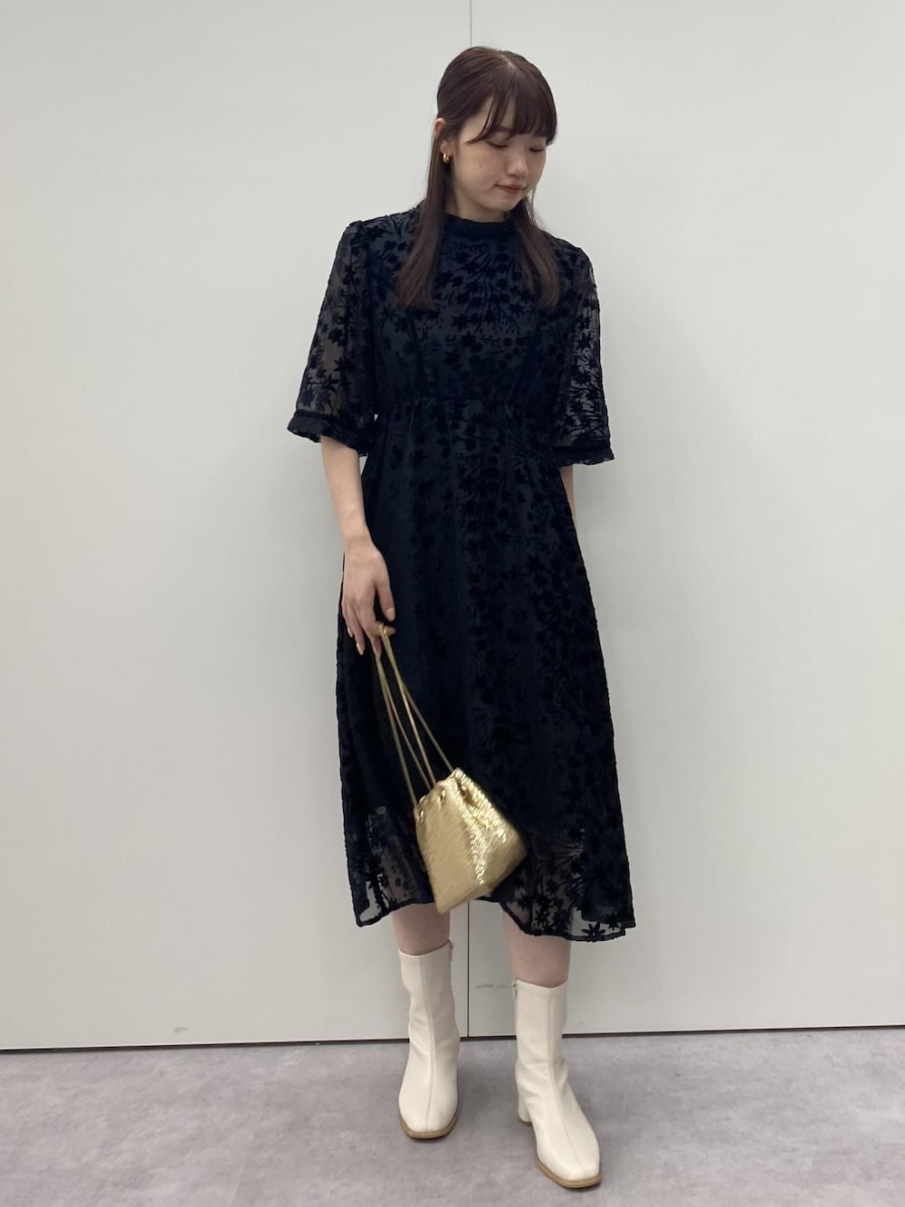 「初春コーデ、春コーデ、初秋コーデ、秋コーデ、セレモニーコーデ、結婚式コーデ、卒業式コーデ、デートコーデ、お出かけコーデ、女子会コーデ、フェミニンコーデ、きれいめコーデ、VIS、ウェーブ、ブルべ夏」｜「VISのメタルメッシュ巾着ショルダーバッグ（ショルダーバッグ、ゴールド系）」を使った、minary1005さん（レディース・158cm）の秋コーディネートの1枚目の写真