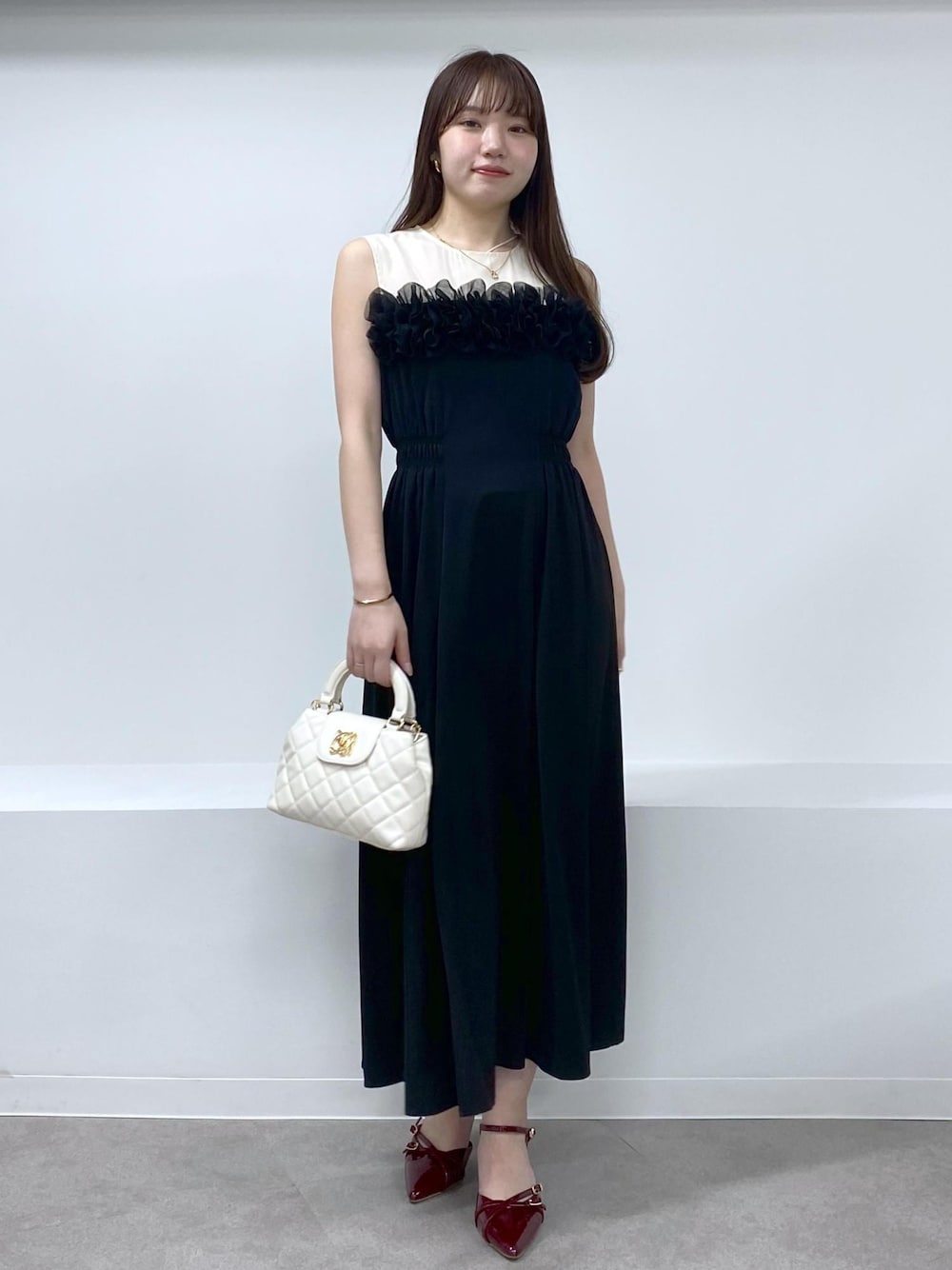 「ドレス、身長158cm、骨格ウェーブ、春コーデ、夏コーデ、セレモニーコーデ、結婚式コーデ、デートコーデ、ヘルシーコーデ、フェミニンコーデ、VIS、ウェーブ、ブルべ夏、乾燥、ワンピース」｜「VISの【2WAY】変形ひねりキルティングミニショルダーバッグ（ショルダーバッグ、ホワイト系）」を使った、minary1005さん（レディース・158cm）の春コーディネートの1枚目の写真