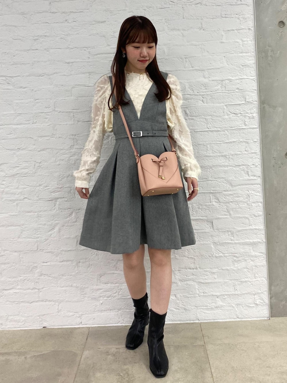 「ガーリー、身長158cm、骨格ウェーブ、フリンジ、秋コーデ、デートコーデ、お出かけコーデ、女子会コーデ、スカートスタイル、フェミニンコーデ、VIS、ウェーブ、ブルべ夏、乾燥、トップス」｜「VISの【選べる着丈】カップ付きロゴ刺繍Wストラップキャミソール【洗える】（キャミソール、ホワイト系）」を使った、minary1005さん（レディース・158cm）の秋コーディネートの1枚目の写真