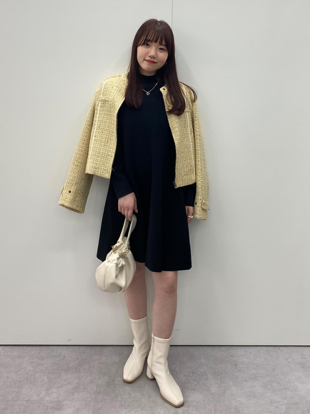 「ホワイト、ベージュ、巾着、アイボリー、ニット、ジャケット、イエロー、ブラック、ヒール、ショートブーツ、ショート、初秋コーデ、秋コーデ、初冬コーデ、デートコーデ」｜「VISの【選べる着丈】カップ付きロゴ刺繍Wストラップキャミソール【洗える】（キャミソール、ホワイト系）」を使った、minary1005さん（レディース・158cm）の秋コーディネートの1枚目の写真