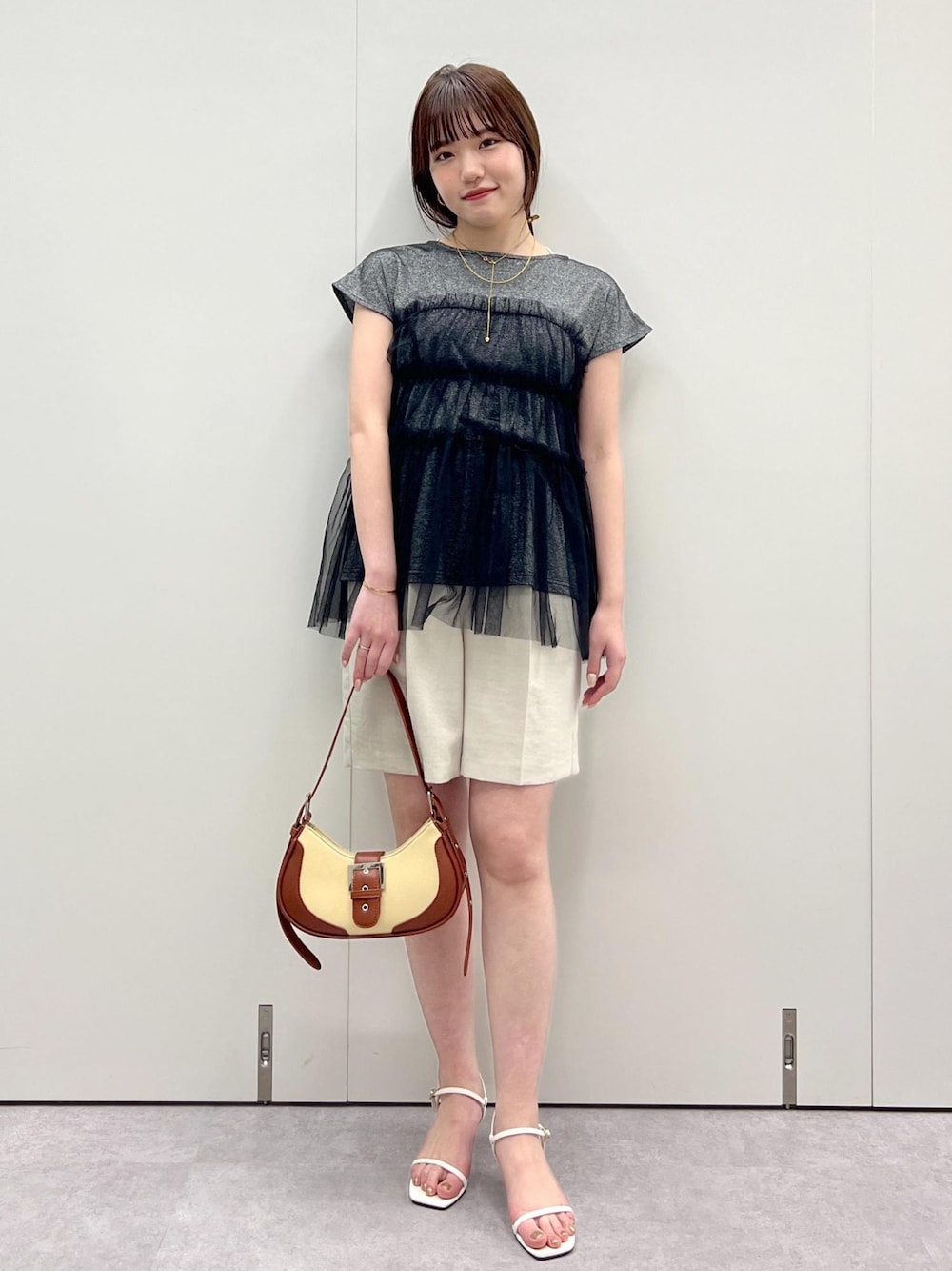 「チュールトップス、トップス、チュール、グレー、ブラック、ブラウン、バッグ、ショルダー、ショートパンツ、ベージュ、サンダル、ストラップサンダル、24ss夏の新作、デザインTOPS、VIS」｜「Juzeのストラップヒールサンダル（サンダル、ホワイト系）」を使った、minary1005さん（レディース・158cm）の夏コーディネートの1枚目の写真