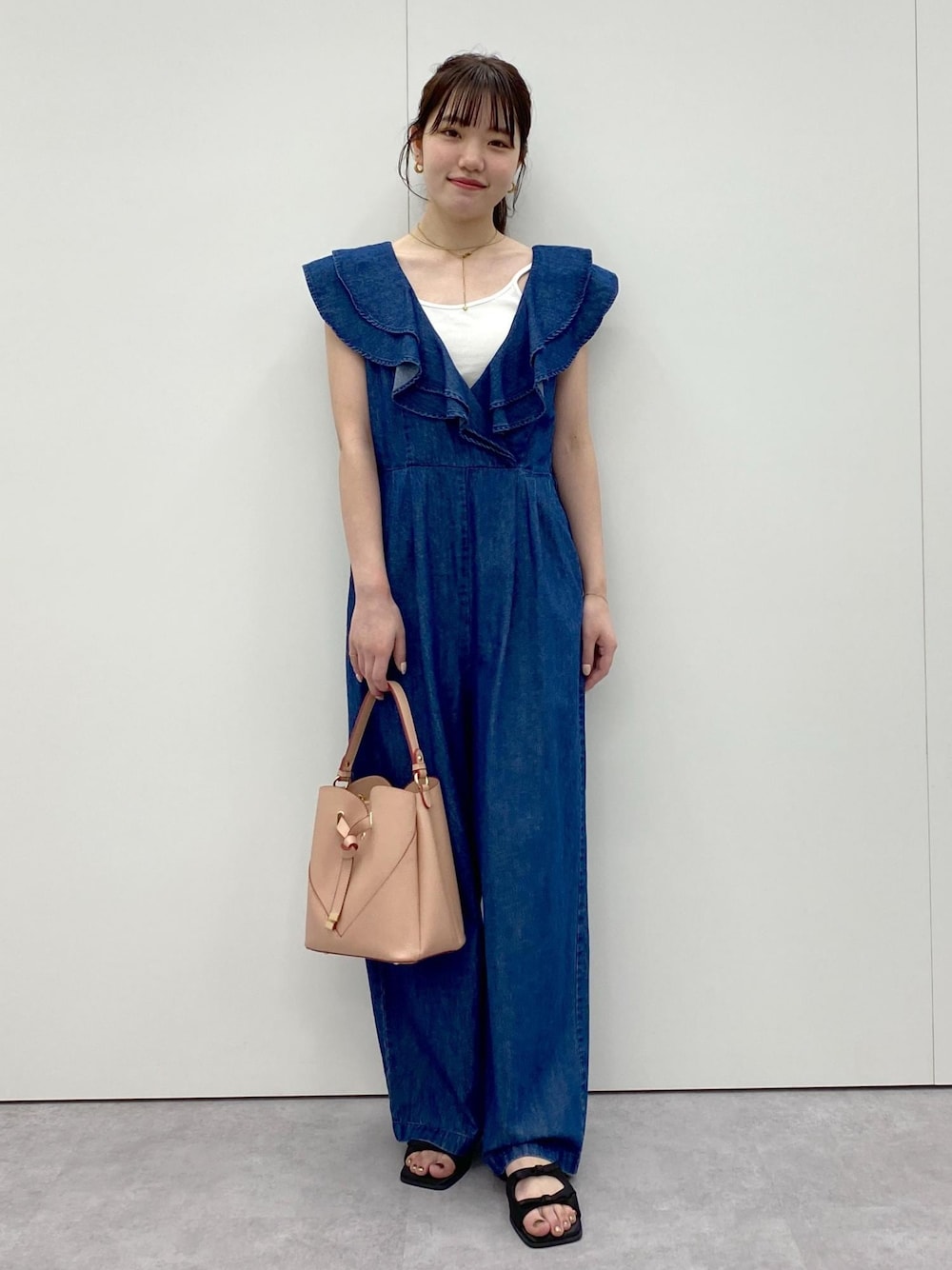 「ハートバッグ、パンツ、24ss夏の新作、フリル、リボンサンダル、ショルダーバッグ、ハンドバッグ、レザー、レザーバッグ、ブルー、デニム、ワイド、オールインワン、サロペット、ブラック」｜「VISの【洗える】カップ付きバックオープンキャミソール（キャミソール、ホワイト系）」を使った、minary1005さん（レディース・158cm）の夏コーディネートの1枚目の写真