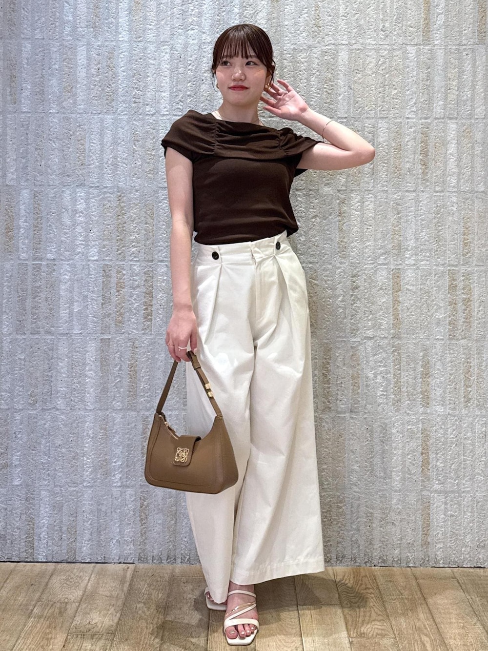 「骨格ウェーブ、身長158cm、夏コーデ、デートコーデ、お出かけコーデ、旅行コーデ、大人カジュアル、ヘルシーコーデ、フェミニンコーデ、きれいめコーデ、VIS、ウェーブ、ブルべ夏、乾燥、トップス」｜「Juzeのメタルヒールサンダル（サンダル、ホワイト系）」を使った、minary1005さん（レディース・158cm）の夏コーディネートの1枚目の写真