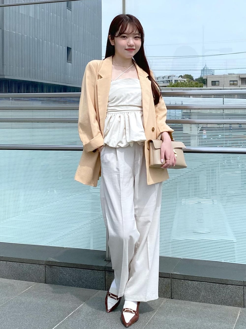 「身長158cm、骨格ウェーブ、初春コーデ、春コーデ、初夏コーデ、デートコーデ、お出かけコーデ、レイヤード、パンツスタイル、ヘルシーコーデ、フェミニンコーデ、きれいめコーデ、VIS、ウェーブ、ブルべ夏」｜「VISの【新色追加】ひねり金具ワンハンドルミニショルダーバッグ【2WAY（ショルダーバッグ、ベージュ系）」を使った、minary1005さん（レディース・158cm）の春コーディネートの1枚目の写真