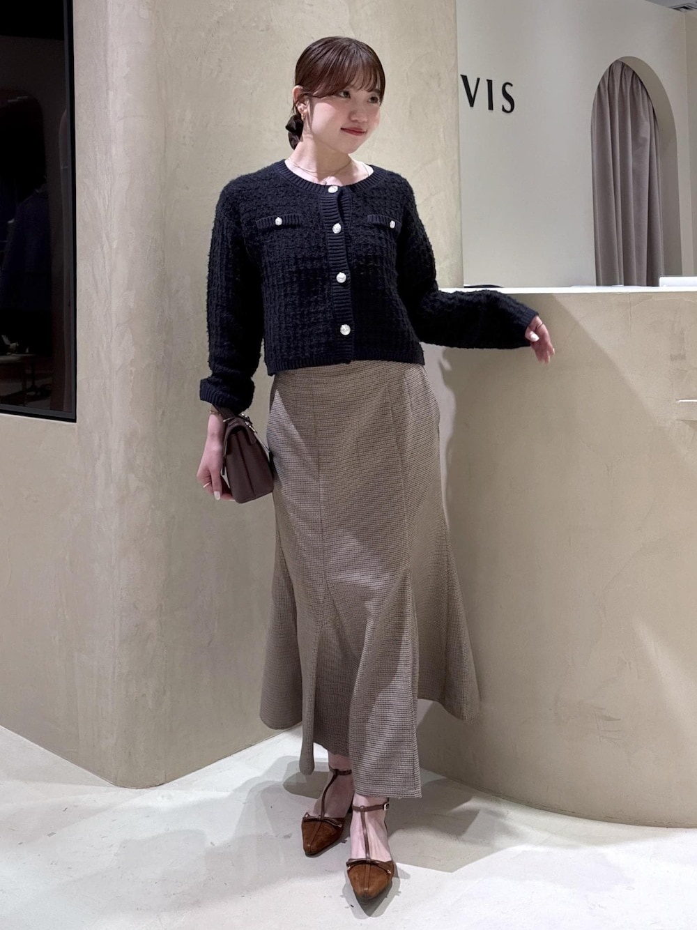 ブラウン系のショルダーバッグ、イエロー系のパンプス、ベージュ系のスカートを着用したレディースの秋コーディネートの1枚目の写真