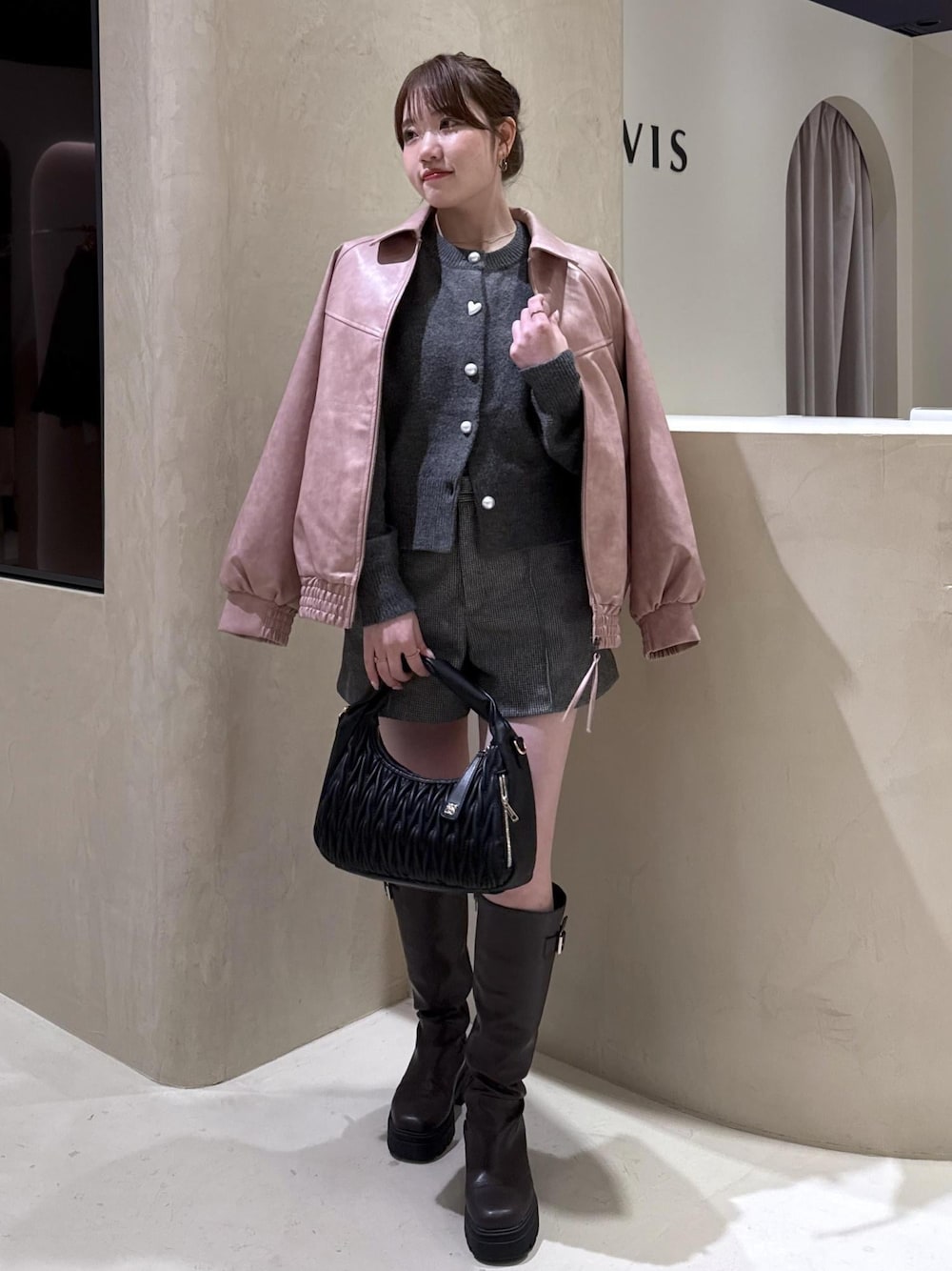ブラウン系のブーツ、グレー系のカーディガン/ボレロ、ピンク系のブルゾンを着用したレディースの秋コーディネートの1枚目の写真