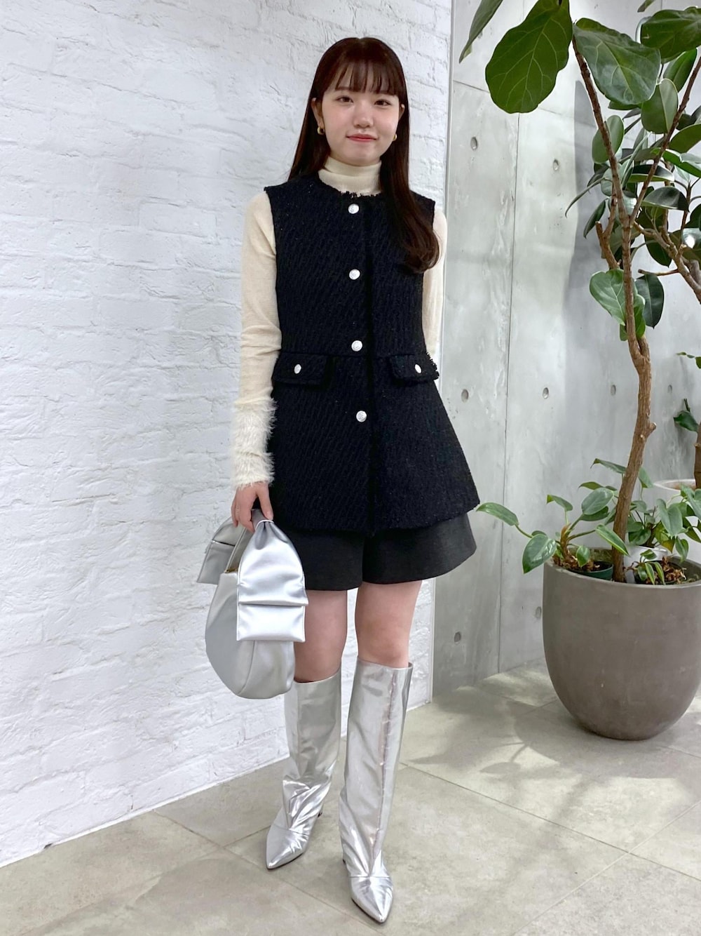 グレー系のその他パンツ、シルバー系のブーツ、ホワイト系のニット/セーターを着用したレディースの冬コーディネートの1枚目の写真