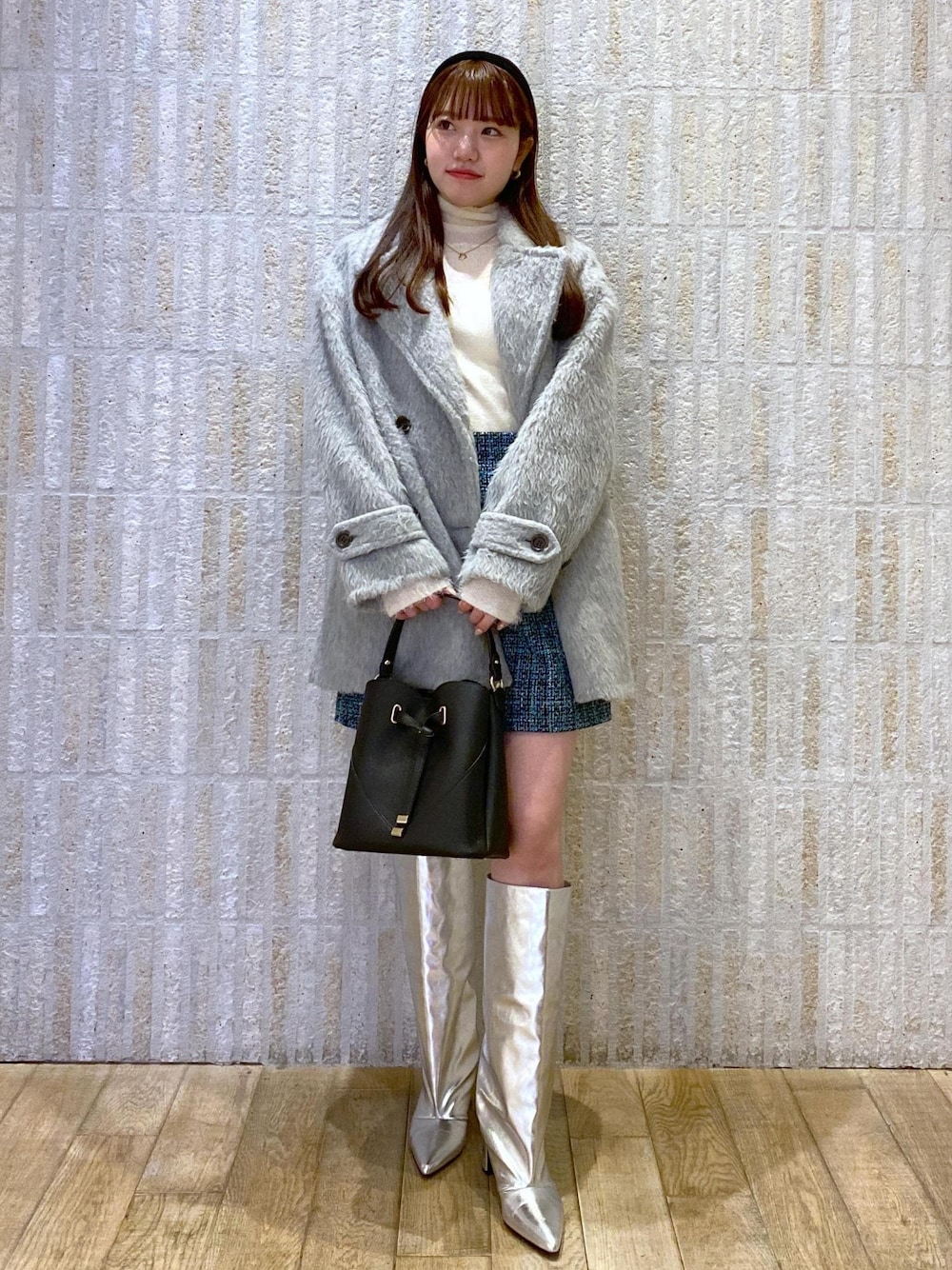 「ガーリー、初春コーデ、初冬コーデ、冬コーデ、デートコーデ、お出かけコーデ、スカートスタイル、ヘルシーコーデ、VIS、ウェーブ、ブルべ夏、乾燥、トップス、ニット/セーター、ジャケット/アウター」｜「Juzeのワイドロングブーツ（ブーツ、シルバー系）」を使った、minary1005さん（レディース・158cm）の冬コーディネートの1枚目の写真